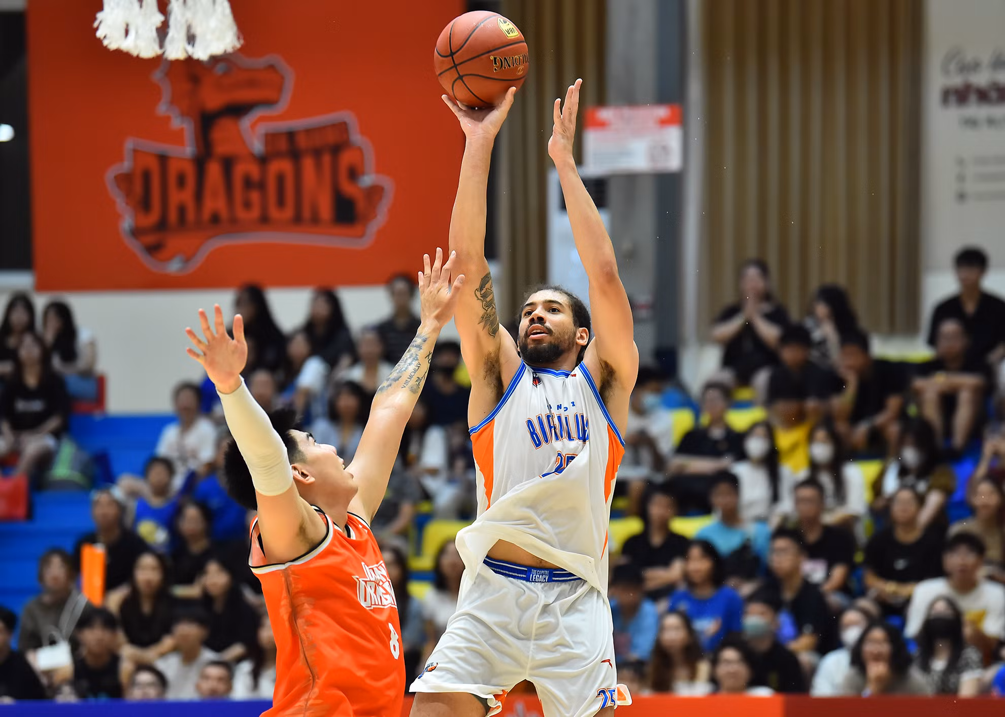 Các cầu thủ Hanoi Buffaloes (áo trắng) giành chiến thắng tương đối dễ dàng trước đội bóng được xếp vị trí chủ nhà, Danang Dragons, trong trận đấu ngày hôm nay.