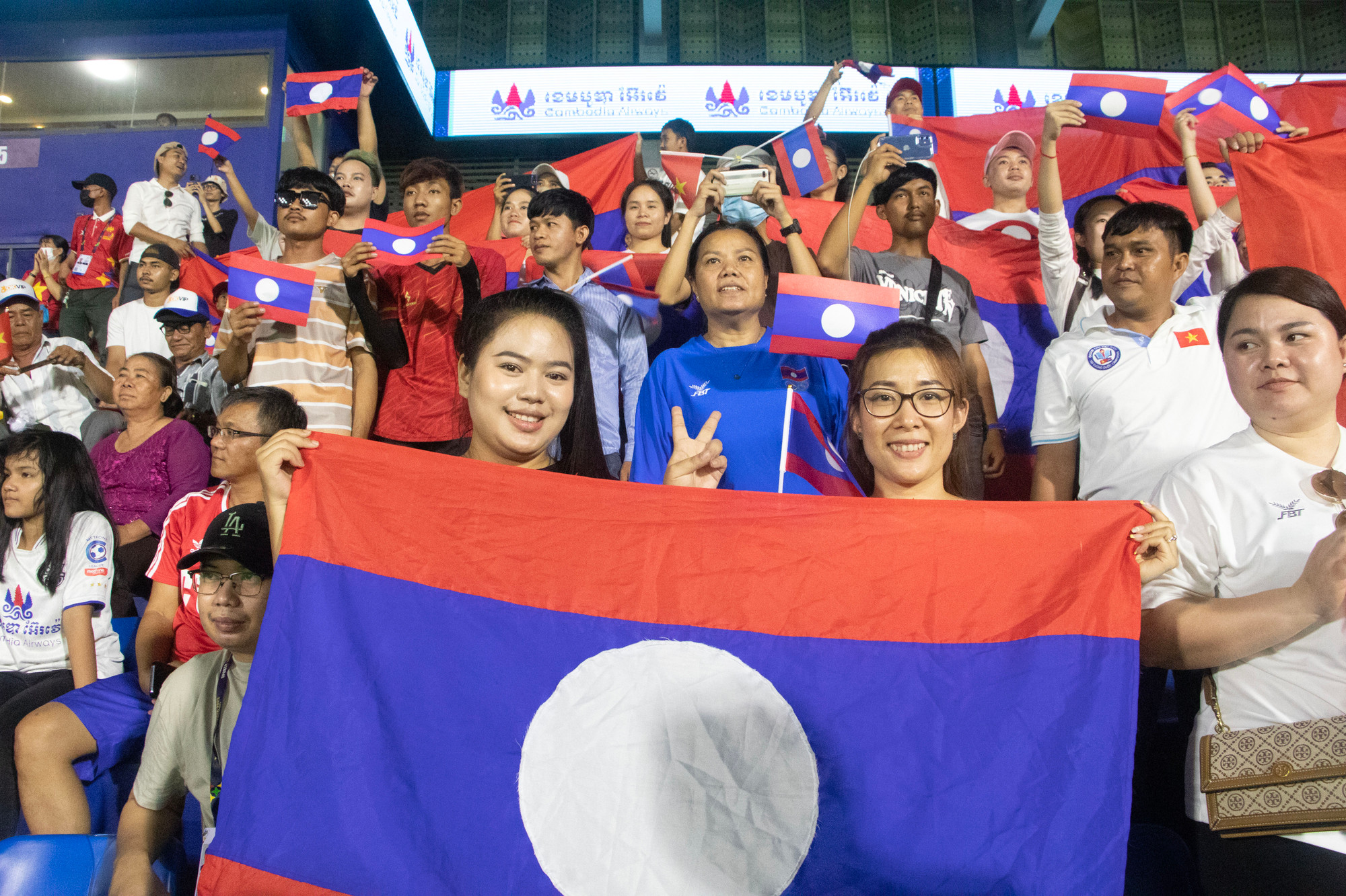 Cổ động viên 2 đội tỏ ra khá thân thiện trên khán đài.