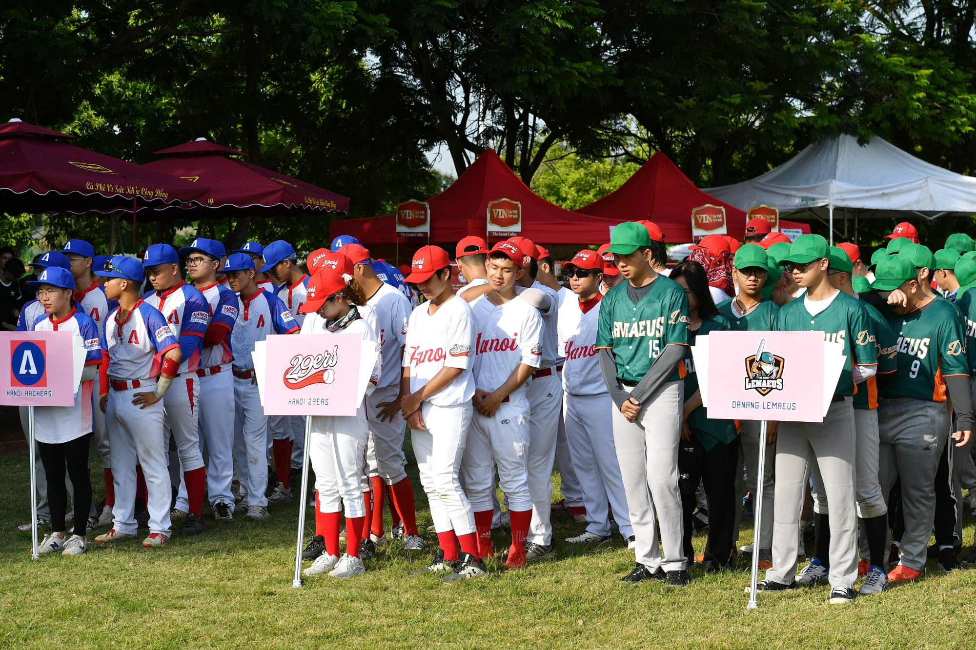 Các câu lạc bộ bóng chày tại Lễ khai mạc giải đấu diễn ra sáng 27/7.