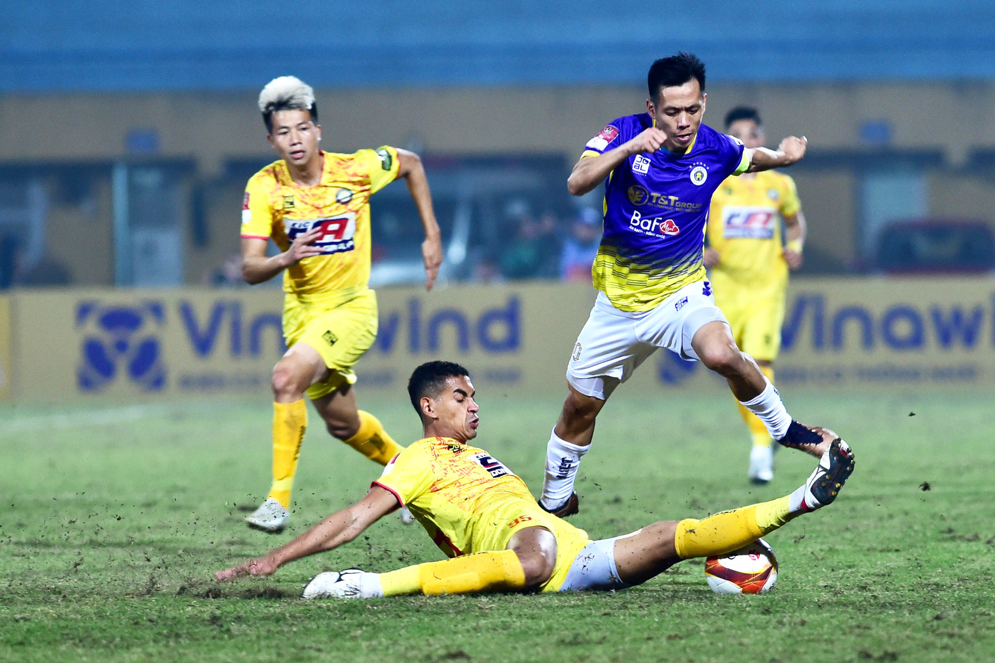 Đội trưởng Văn Quyết gặp trận đấu khó khăn.