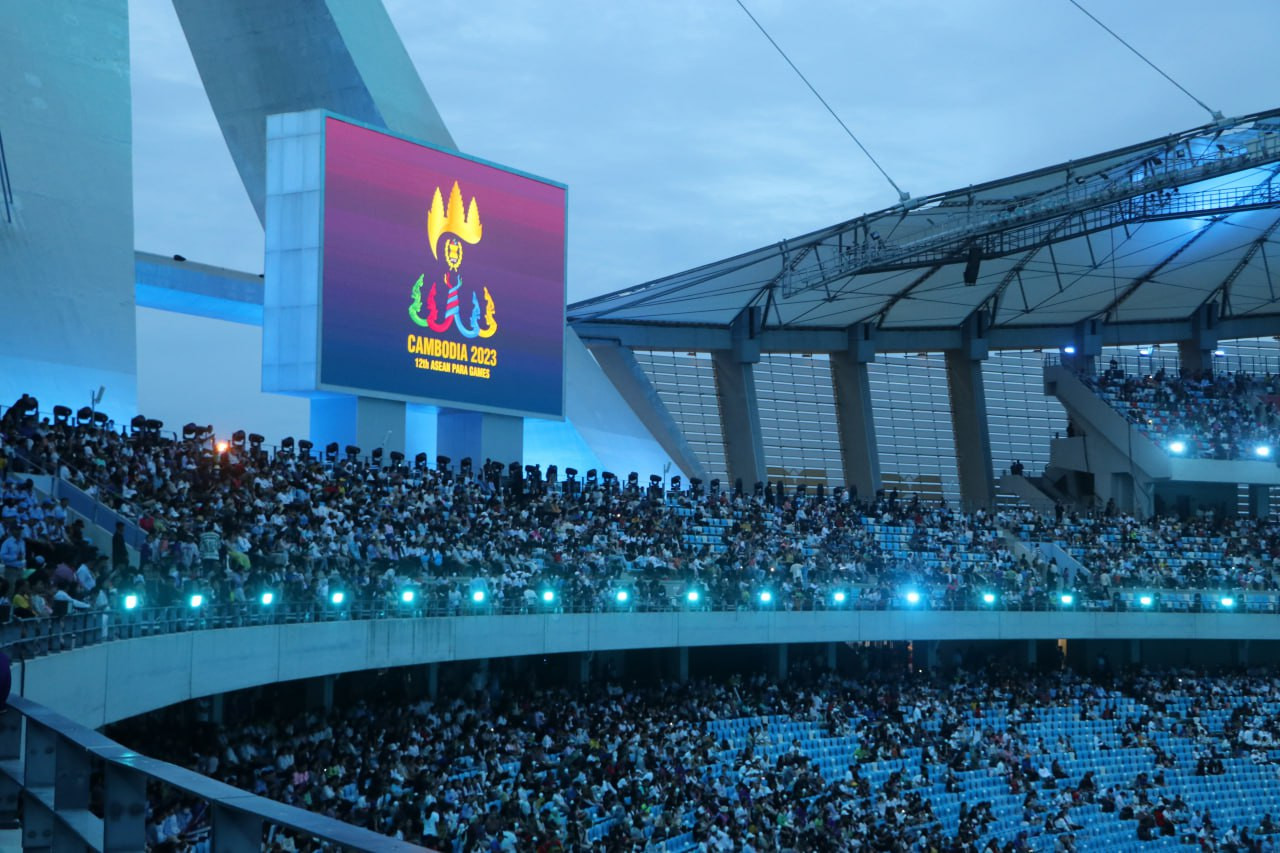 Khán đài sân vận động được lấp kín.