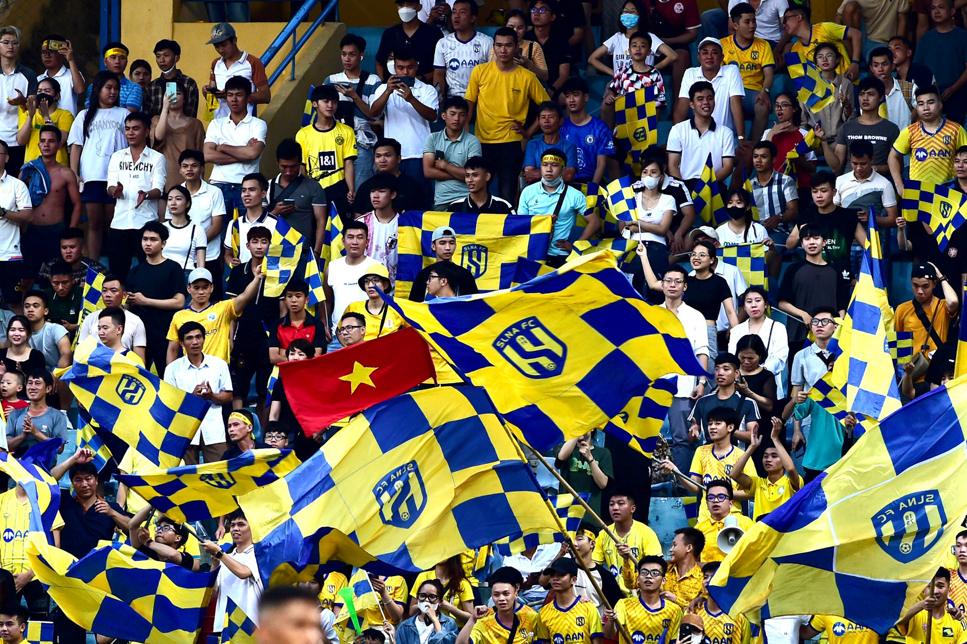 Rất đông các cổ động viên Sông Lam Nghệ An đến với sân Hàng Đẫy.