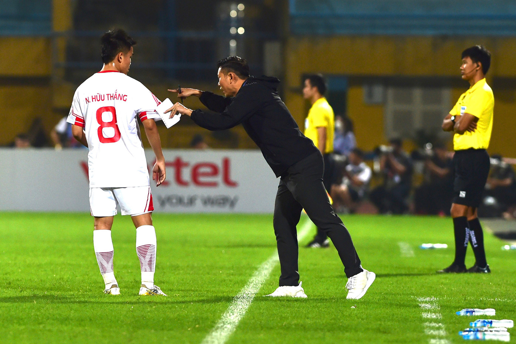 HLV Thạch Bảo Khanh nhắc nhở các cầu thủ Viettel.