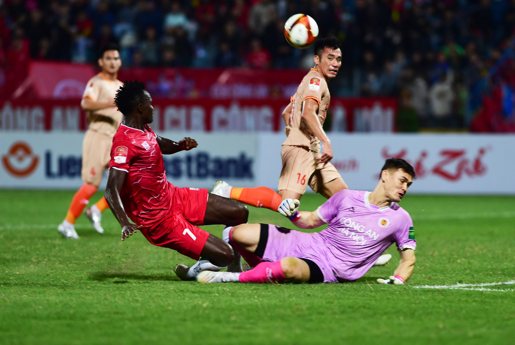 Thủ thành Việt kiều Patrik Lê Giang lần đầu ra sân trong màu áo CLB Công an Hà Nội.