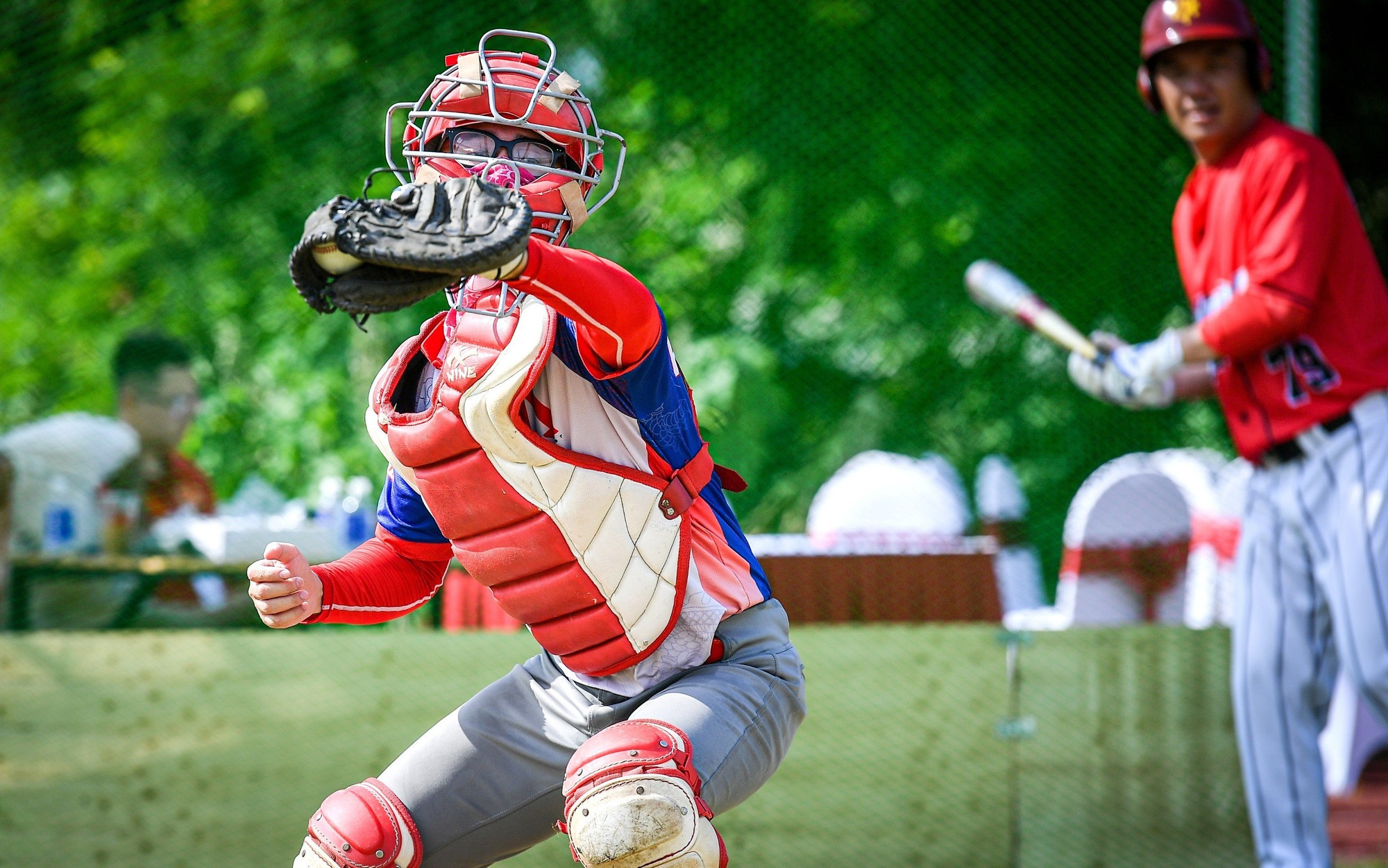 Catcher được trang bị bảo hộ đầy đủ để đón những cú ném rất mạnh.