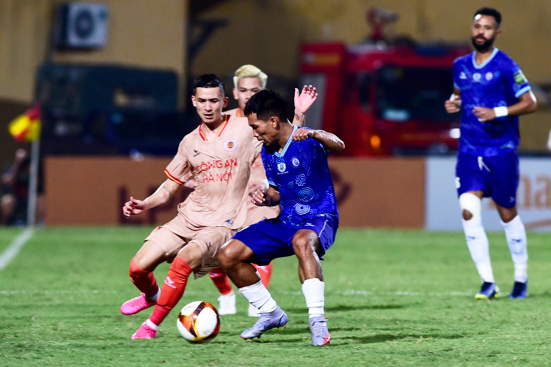 Những phút cuối hiệp 1, Công an Hà Nội dù kiểm soát bóng nhiều hơn nhưng đội chủ nhà bế tắc trước lối chơi phòng ngự chặt chẽ của đội khách.