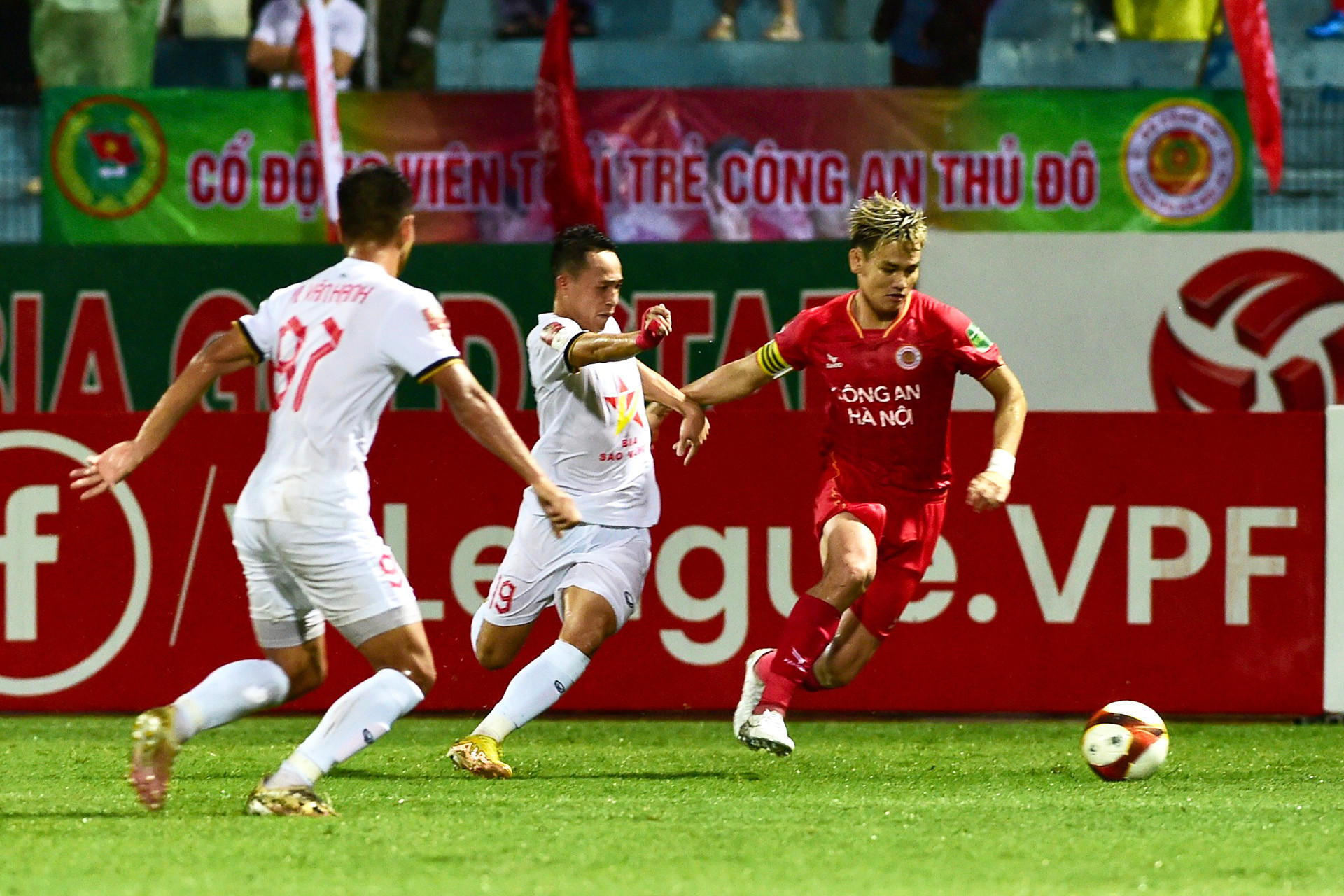 Hồ Tấn Tài thi đấu năng nổ trong màu áo Công an Hà Nội.