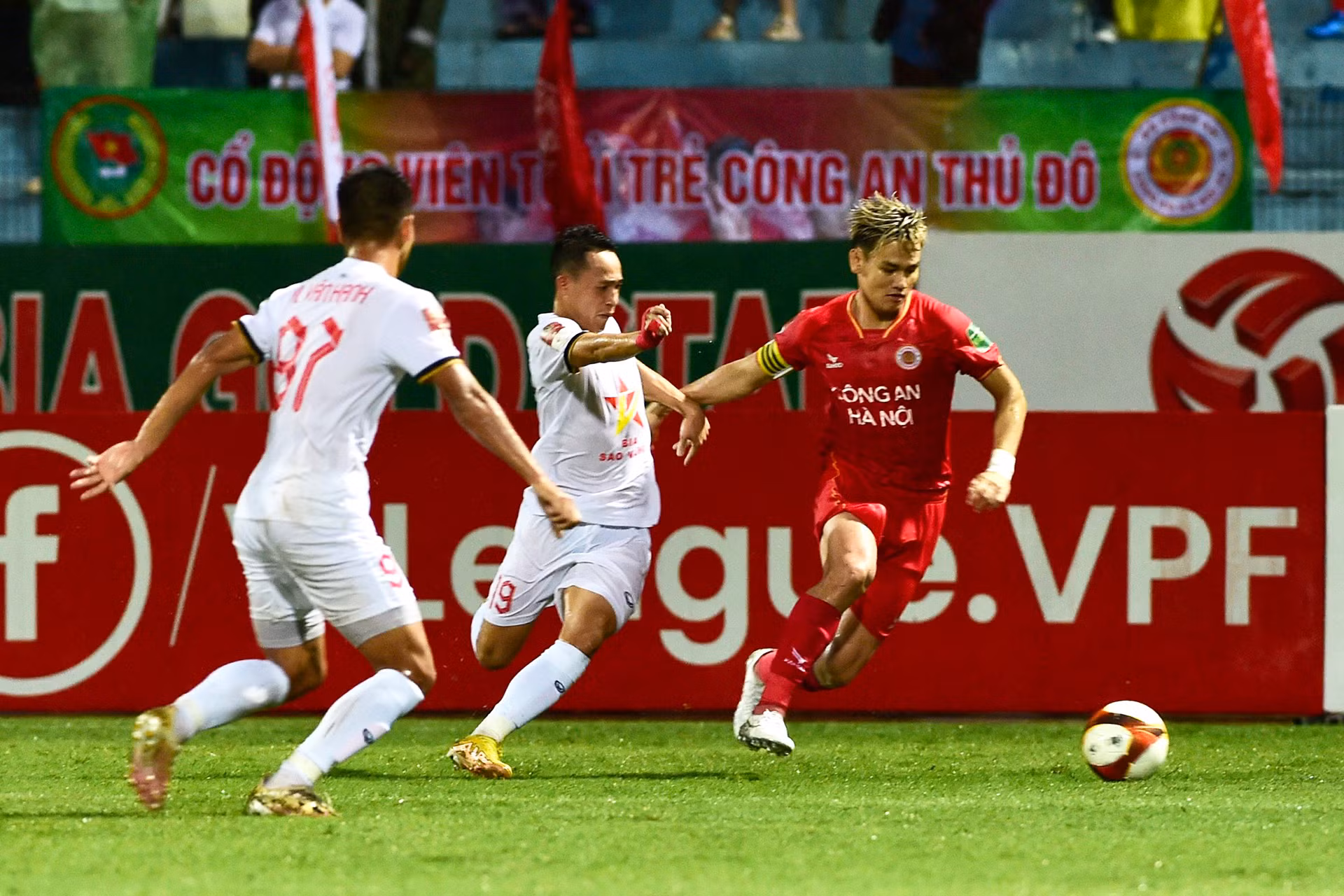 Hồ Tấn Tài thi đấu năng nổ trong màu áo Công an Hà Nội.