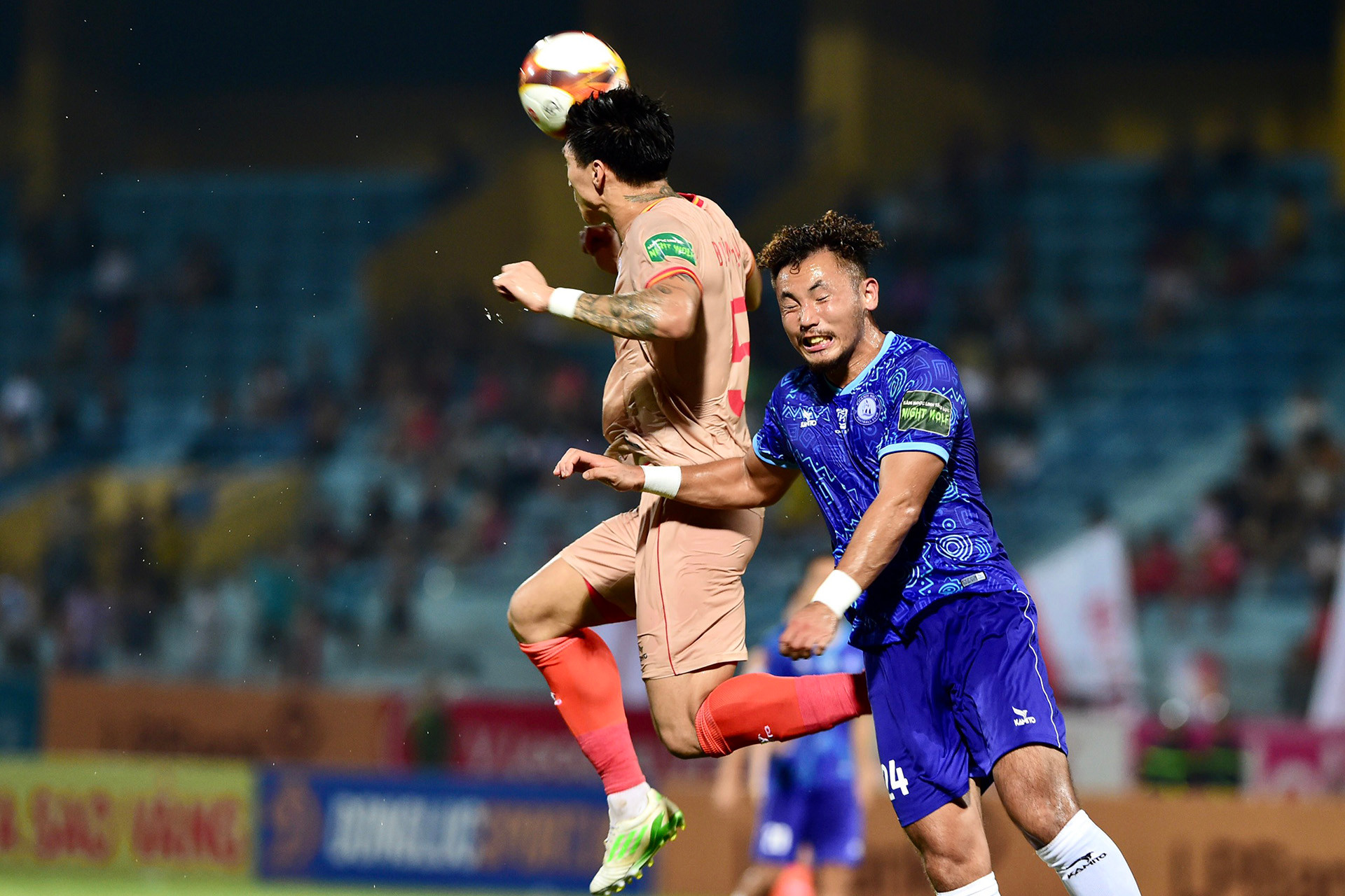 Phút 80, Văn Hậu đánh đầu cận thành nhưng bị thủ môn Ngọc Cường cản phá.