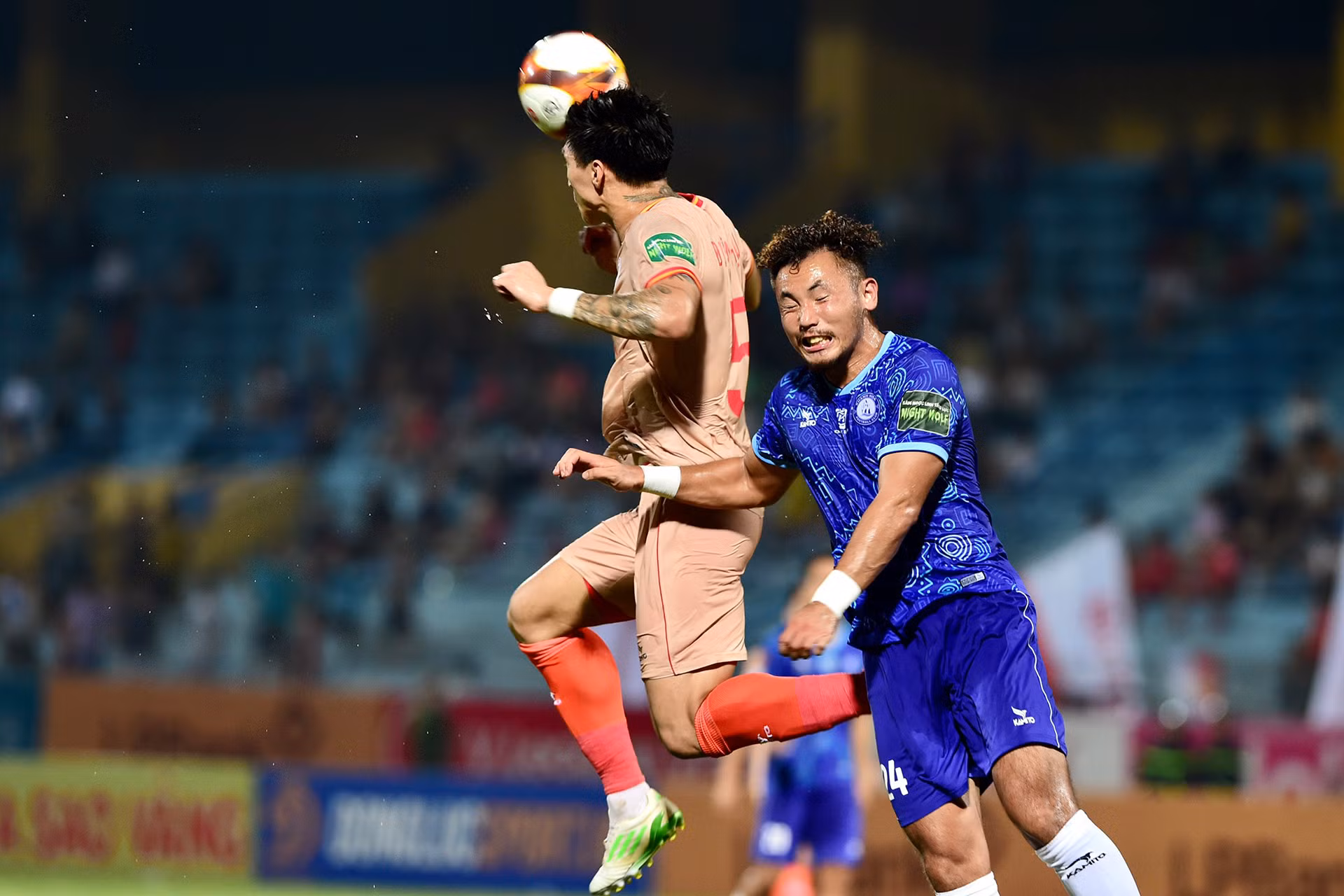 Phút 80, Văn Hậu đánh đầu cận thành nhưng bị thủ môn Ngọc Cường cản phá. Phút 80, Văn Hậu đánh đầu cận thành nhưng bị thủ môn Ngọc Cường cản phá.