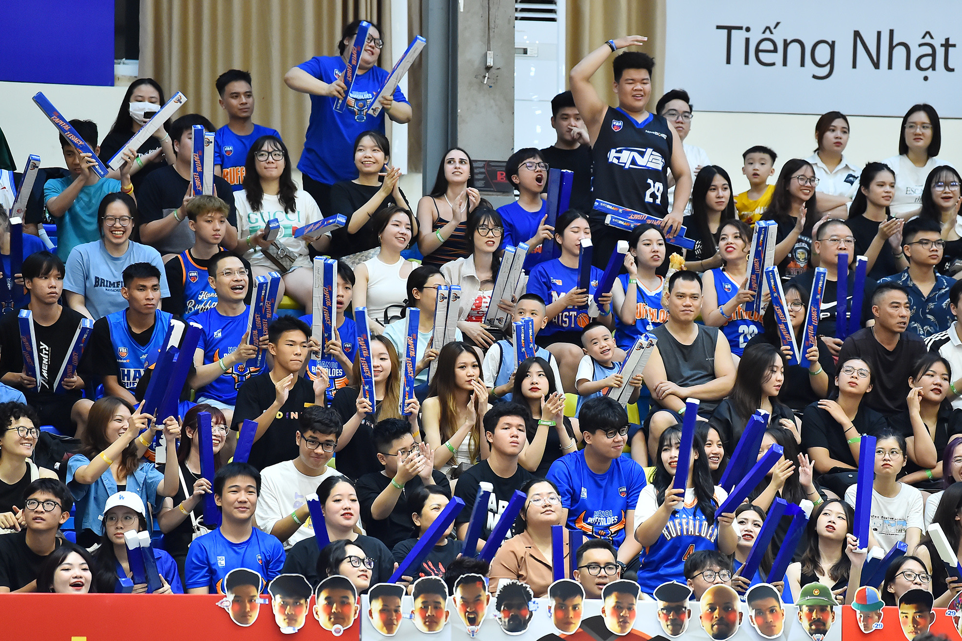 Mặc dù thời tiết tối nay không thuận lợi nhưng vẫn có rất đông người hâm mộ trái bóng cam có mặt tại Nhà thi đấu Cầu Giấy để cổ vũ cho đội bóng Thủ đô Hanoi Buffaloes.