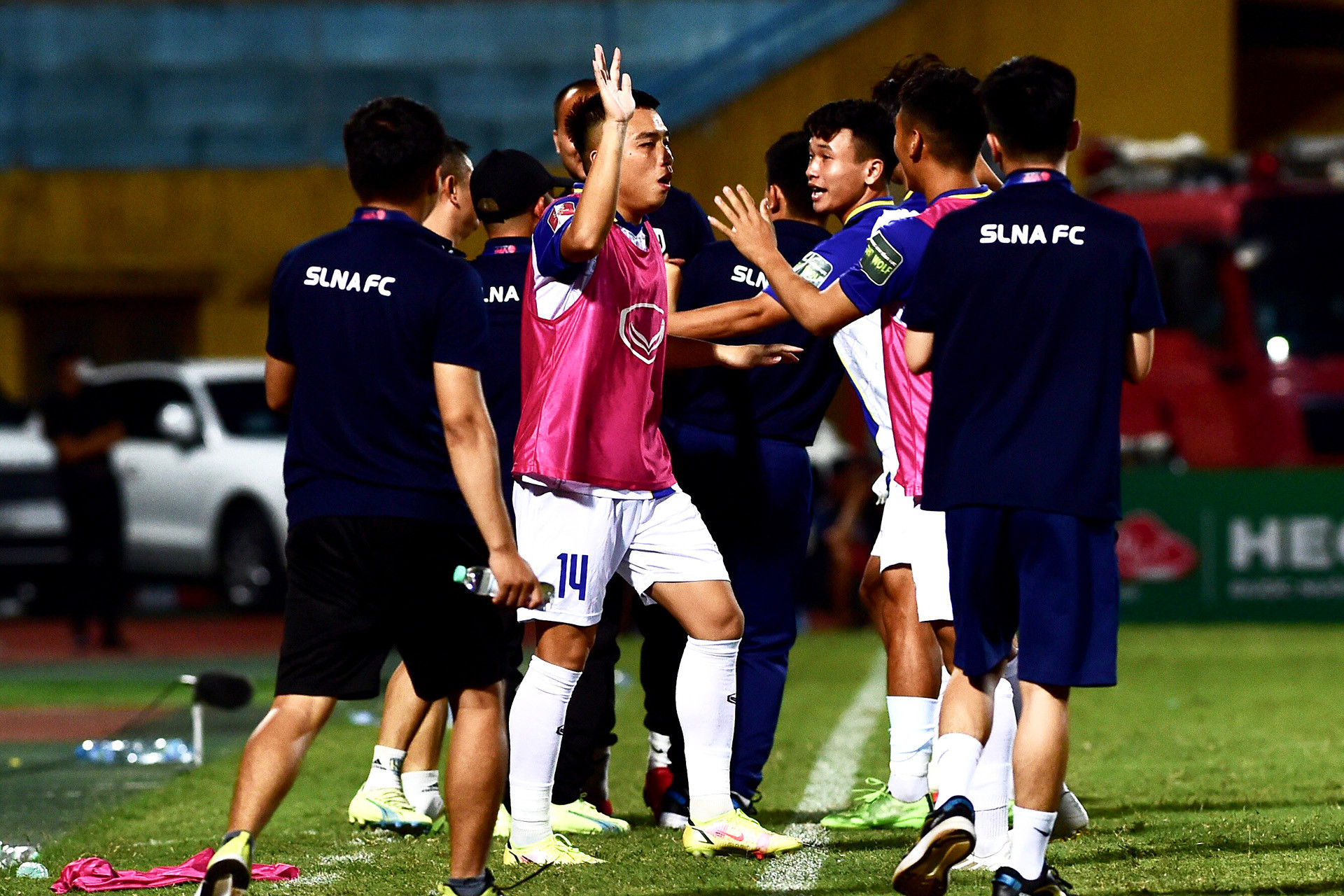 Niềm vui của cầu thủ và ban huấn luyện Sông Lam Nghệ An sau khi đem về 3 điểm trên sân Hàng Đẫy.