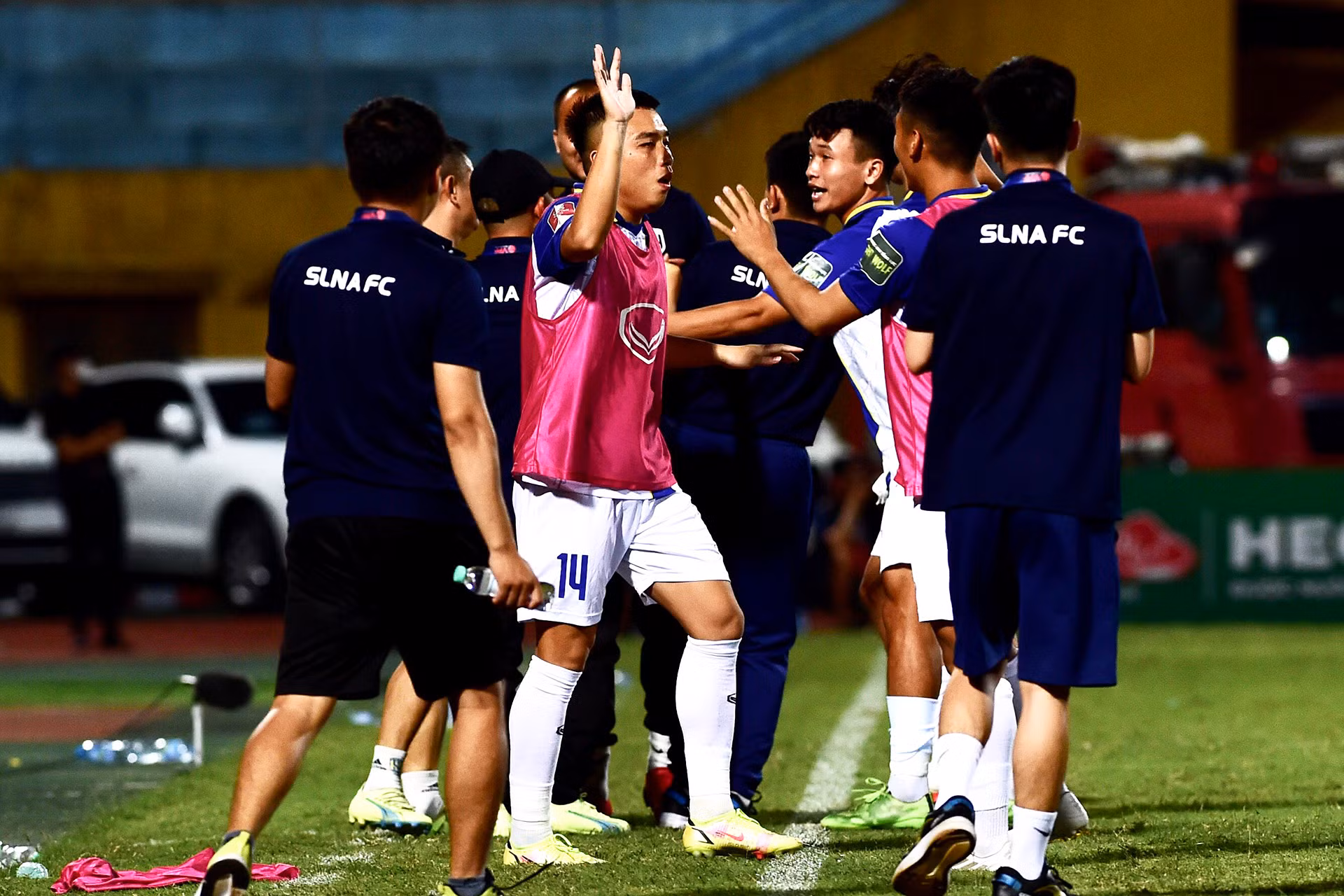 Niềm vui của cầu thủ và ban huấn luyện Sông Lam Nghệ An sau khi đem về 3 điểm trên sân Hàng Đẫy.