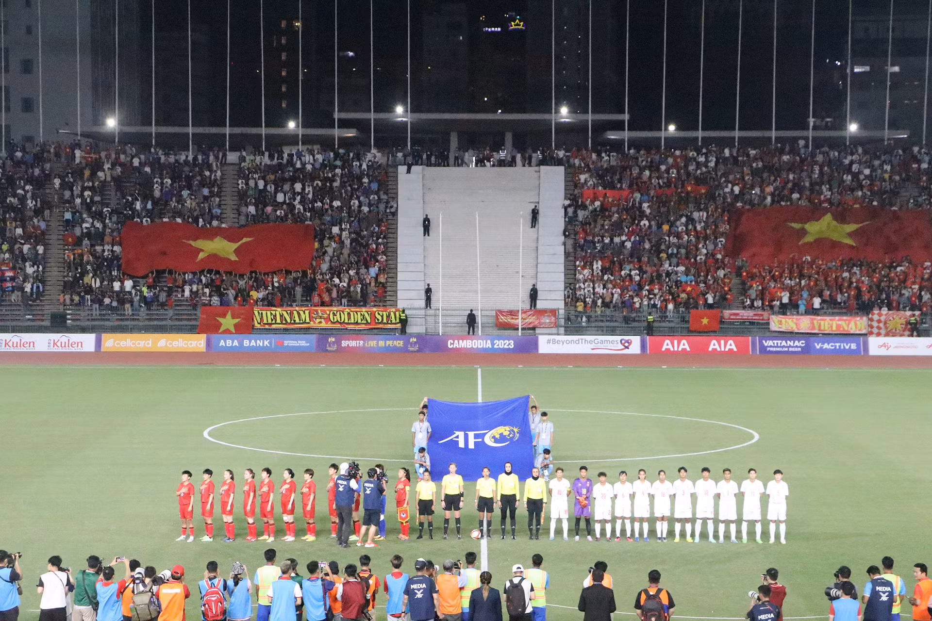 2 đội ra sân trong một buổi tối mát mẻ đầu mùa mưa tại thủ đô Phnom Penh. 2 đội ra sân trong một buổi tối mát mẻ đầu mùa mưa tại thủ đô Phnom Penh.