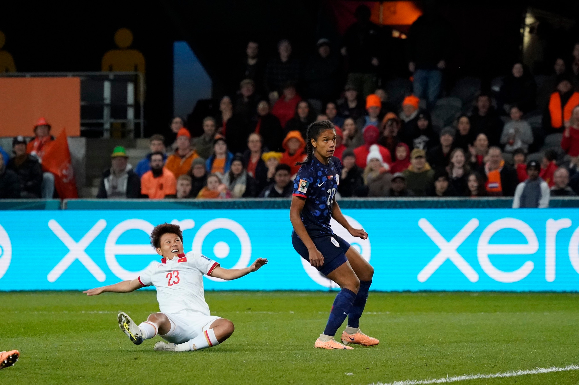 Phút thứ 18, Esmee Brugts ở ngoài vòng cấm nhưng trong tư thế trống trải, cô quyết định dứt điểm và tạo ra siêu phẩm cứa lòng, nới rộng khoảng cách tỷ số lên 3 bàn thắng. Phút thứ 18, Esmee Brugts ở ngoài vòng cấm nhưng trong tư thế trống trải, cô quyết định dứt điểm và tạo ra siêu phẩm cứa lòng, nới rộng khoảng cách tỷ số lên 3 bàn thắng.