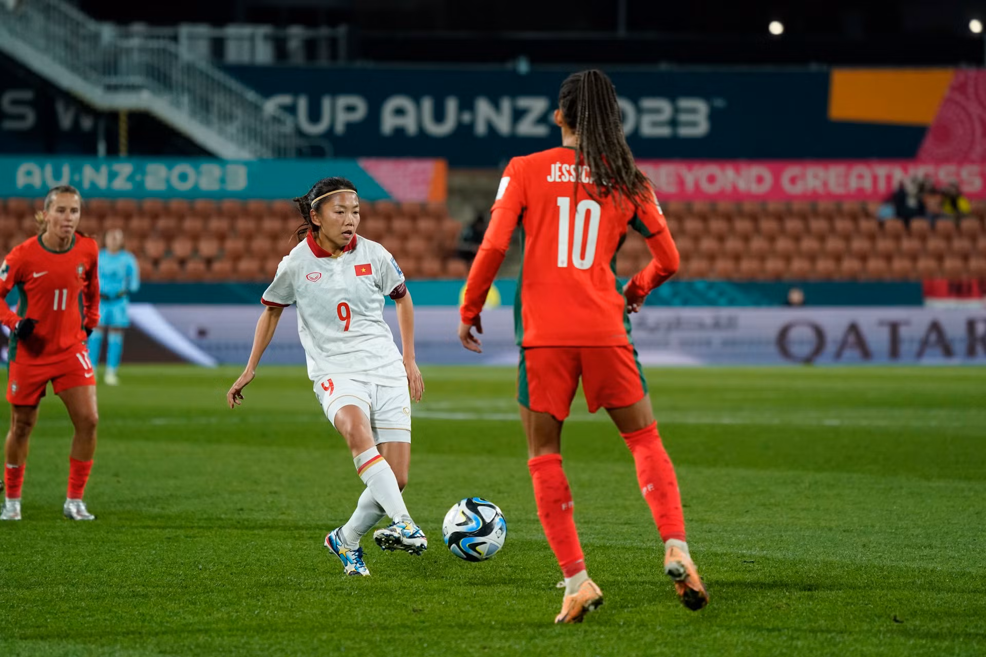 Huỳnh Như nỗ lực phối hợp cùng các đồng đội.