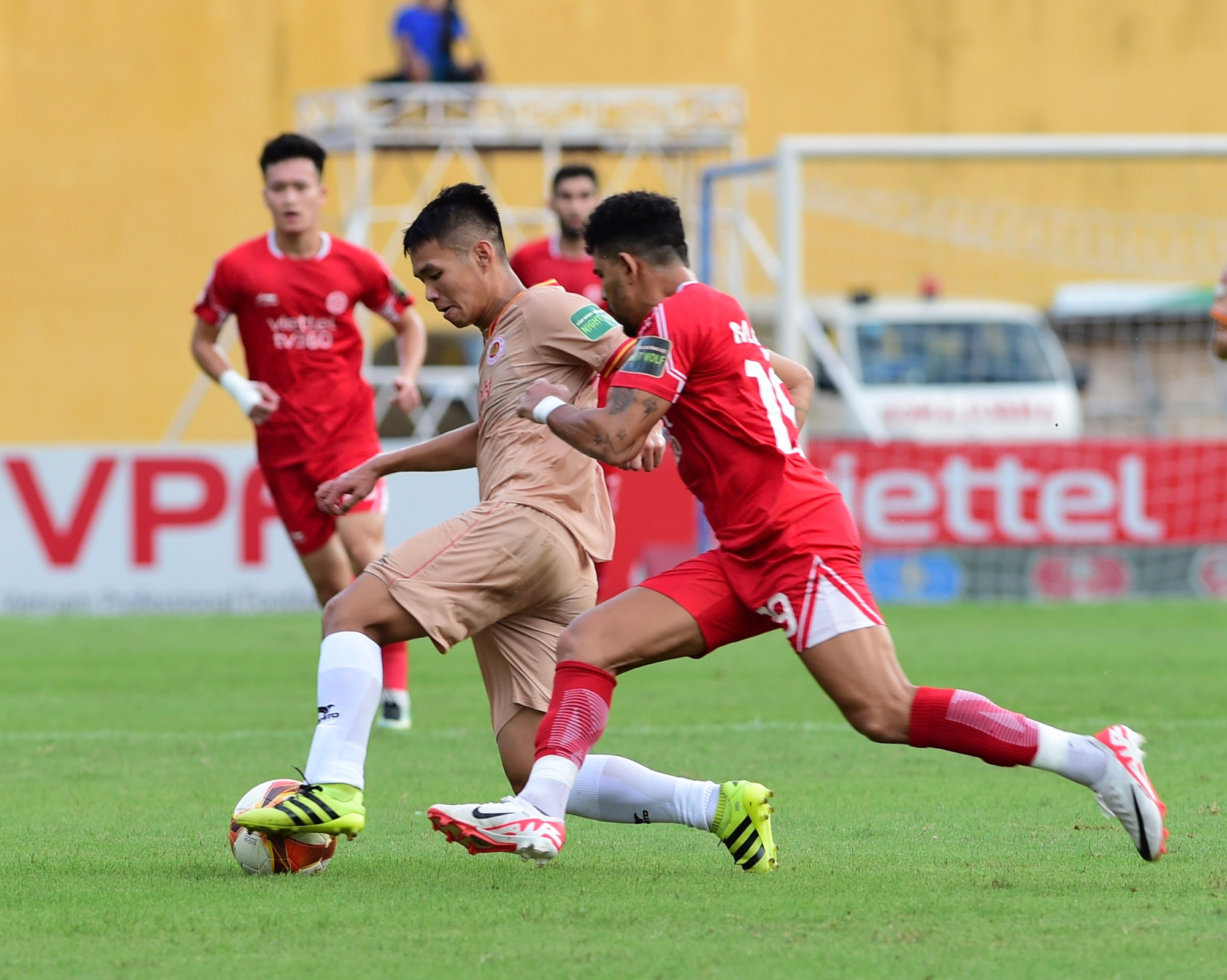 Trận đấu khởi đầu đầy hấp dẫn khi hai đội tràn lên chơi ăn miếng trả miếng.