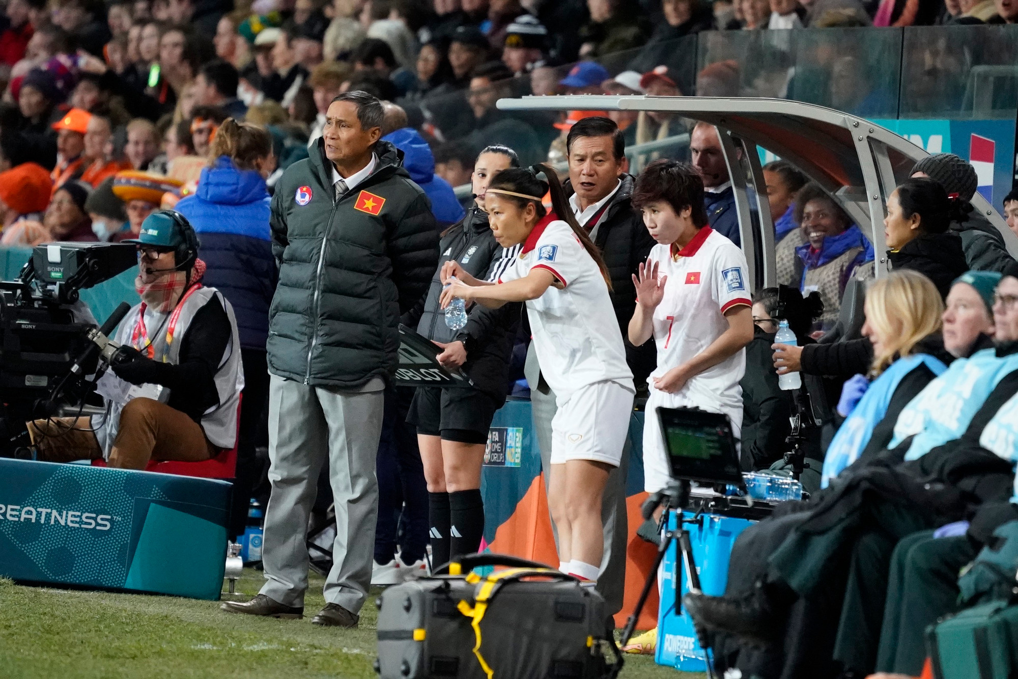 Phút 60, Huỳnh Như và Tuyết Dung vào sân thay Hải Yến và Bích Thùy. Phút 60, Huỳnh Như và Tuyết Dung vào sân thay Hải Yến và Bích Thùy.