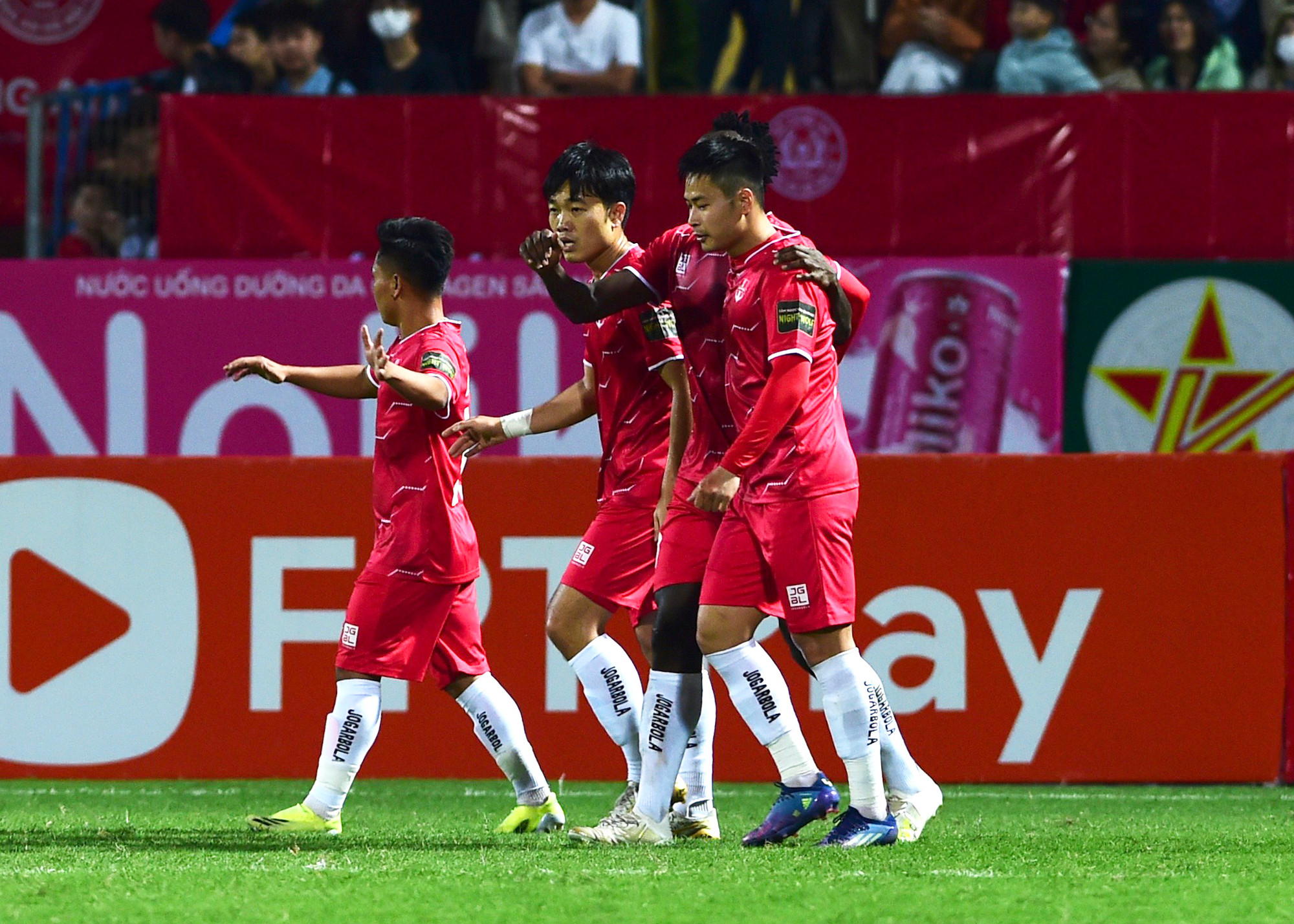 Nỗ lực được đền đáp khi Hải Phòng gỡ hòa ở phút 75 do công của Hồ Minh Dĩ.