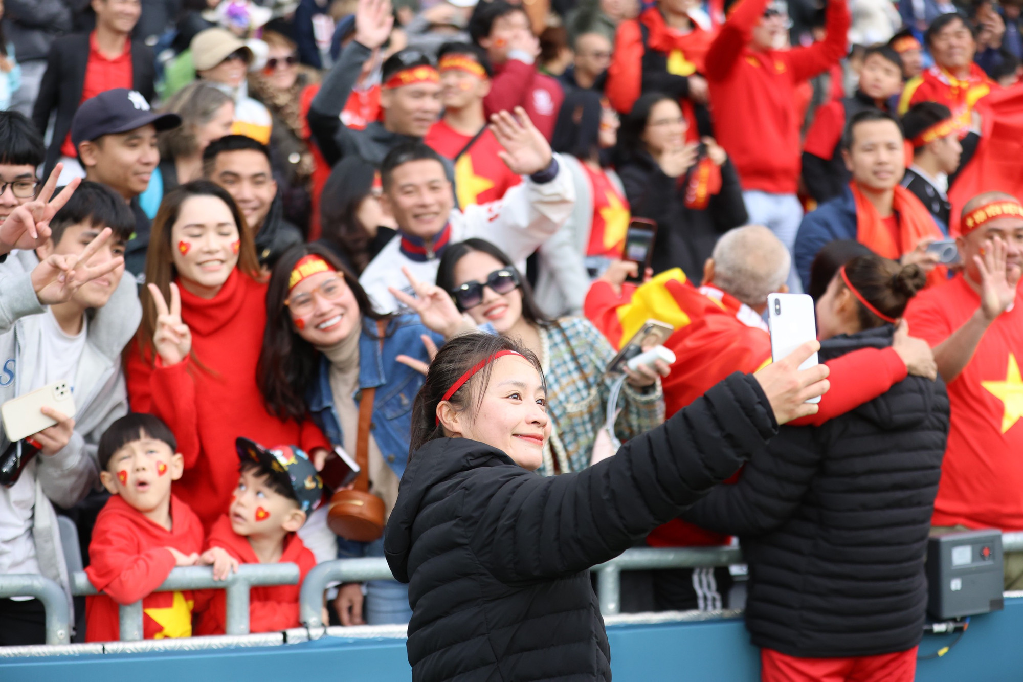 Hoàng Thị Loan chụp hình selfie cùng người hâm mộ Việt Nam.