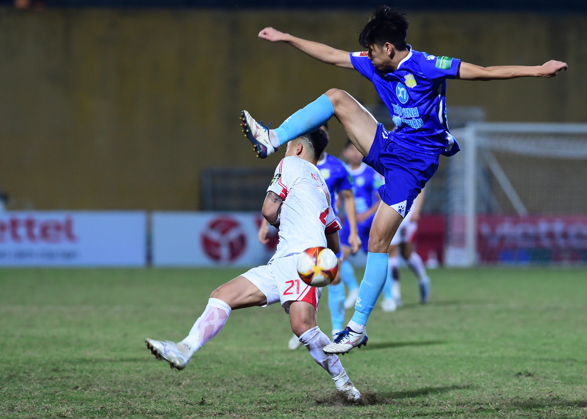 Nhiều tình huống tấn công được hai bên tạo ra nhưng không có bàn thắng nào được ghi.