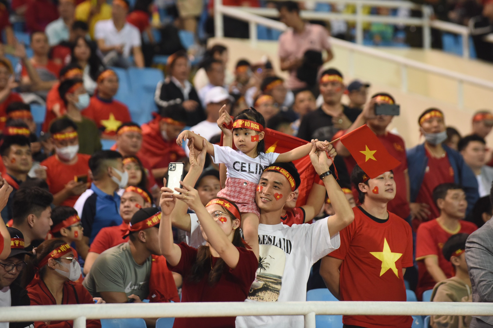 Cả gia đình tới sân Mỹ Đình cổ vũ đội tuyển Việt Nam.