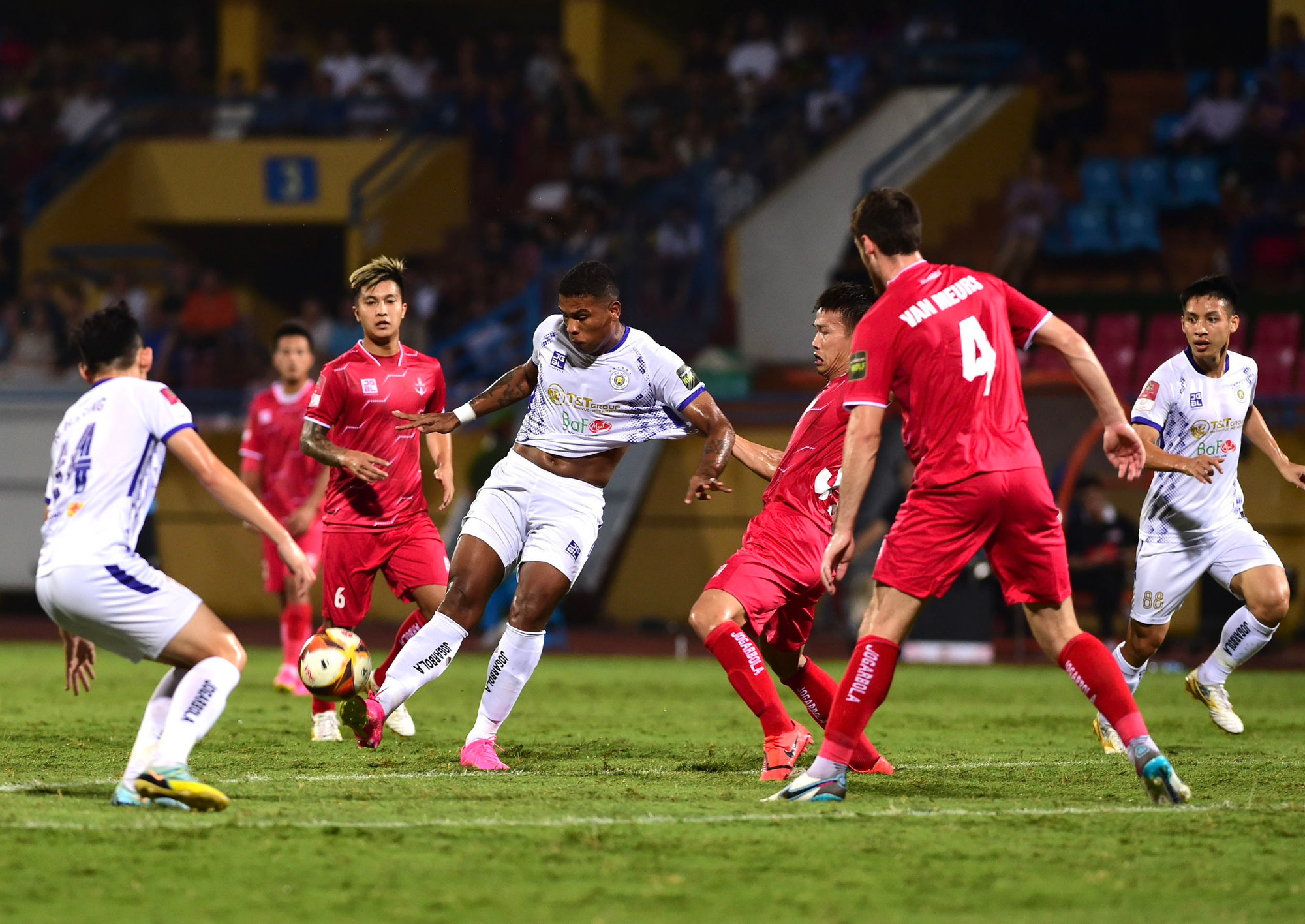 Trận đấu diễn ra căng thẳng và quyết liệt ngay sau khi bóng lăn.