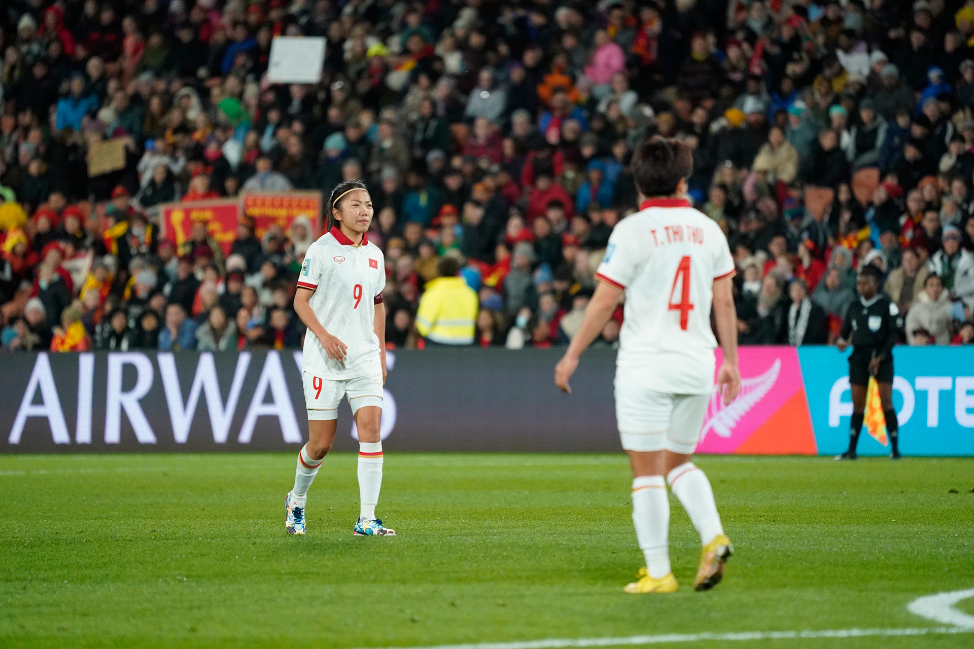 Đội tuyển nữ Việt Nam nhận bàn thua sau khi đẩy cao đội hình.