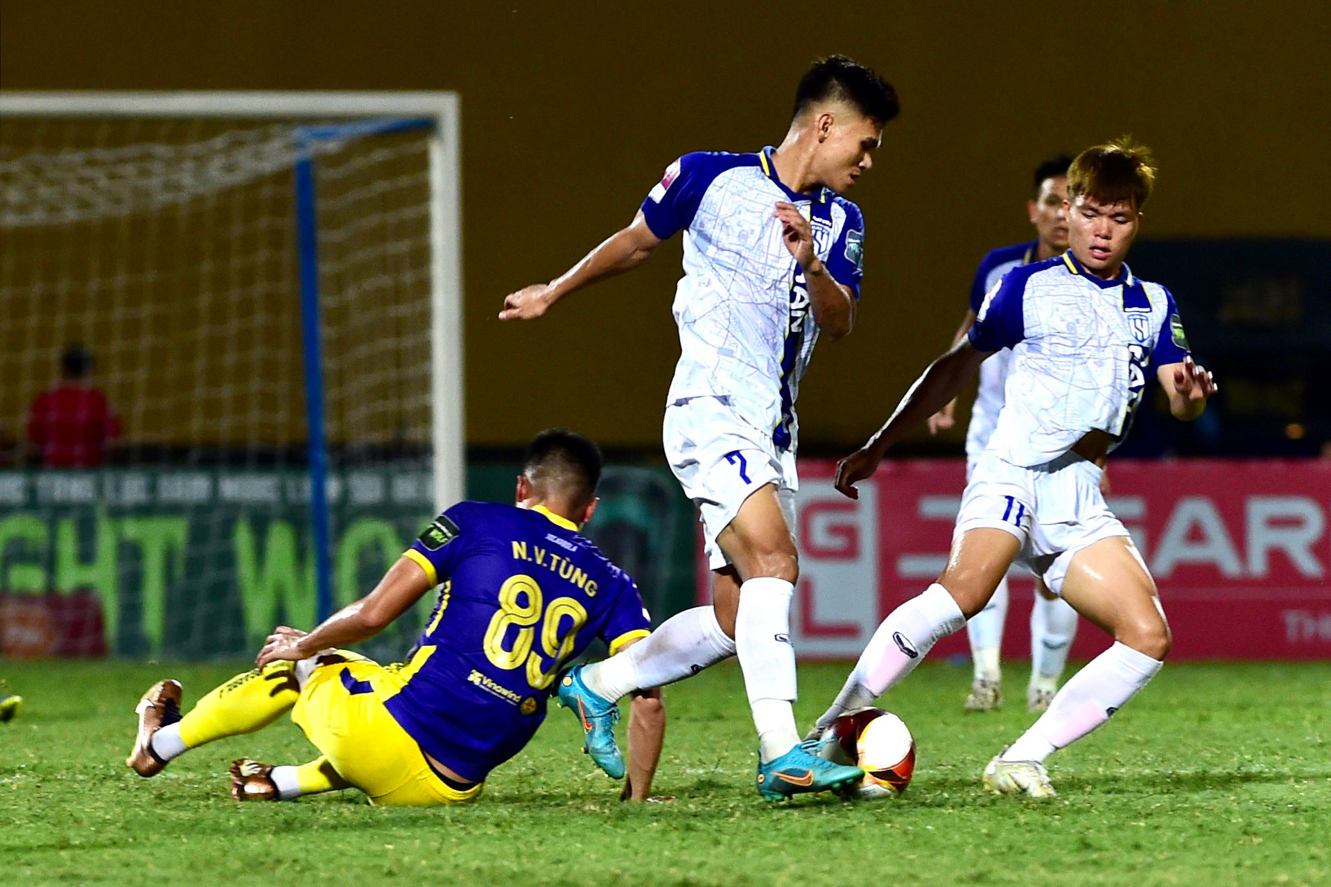 CLB Hà Nội không thể tìm được bàn gỡ hòa và đành chấp nhận thất bại sát nút 0-1 trên sân nhà Hàng Đẫy trước Sông Lam Nghệ An.