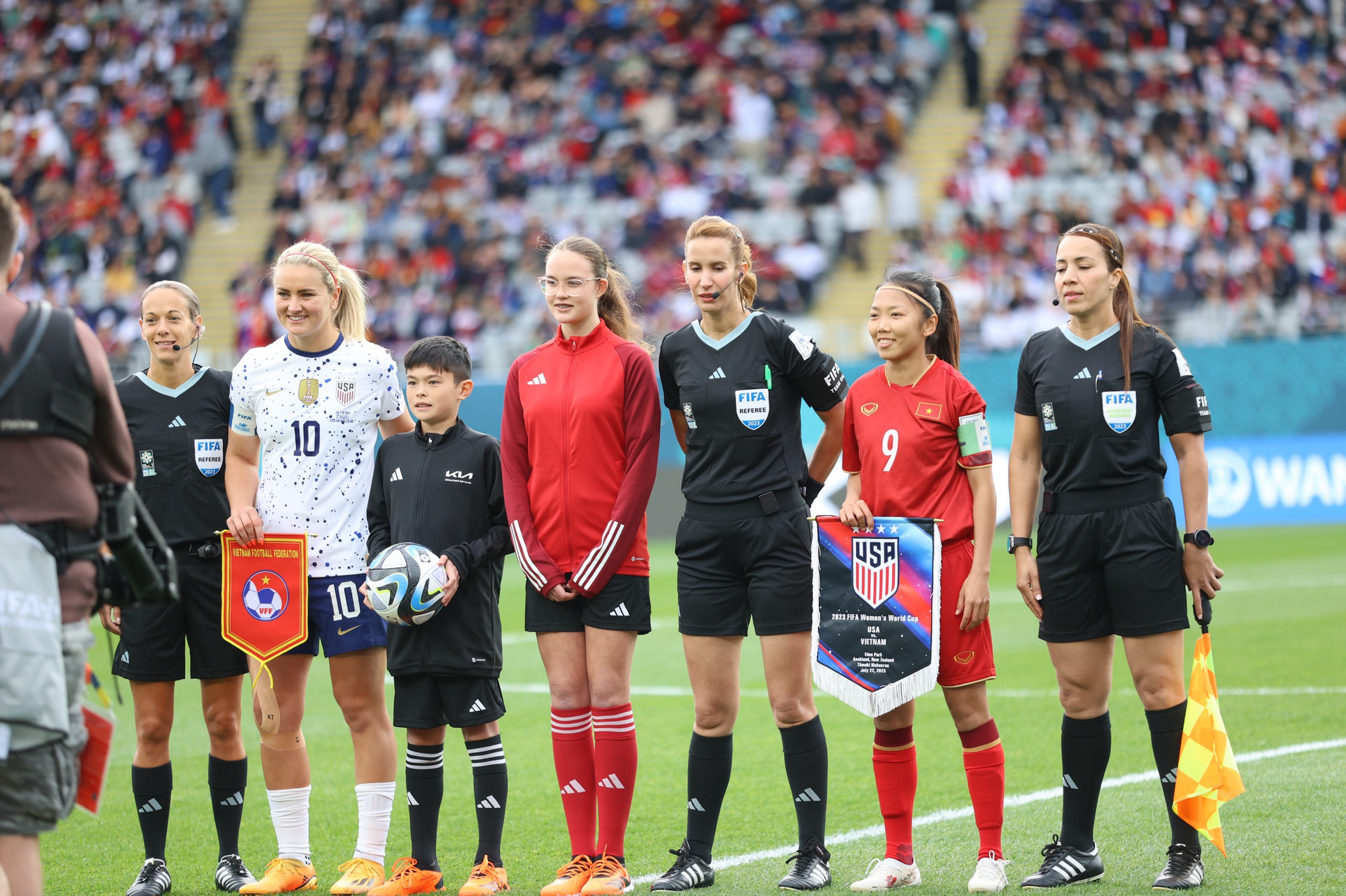 Đội trưởng hai đội cùng ban trọng tài chụp hình lưu niệm trước trận đấu.