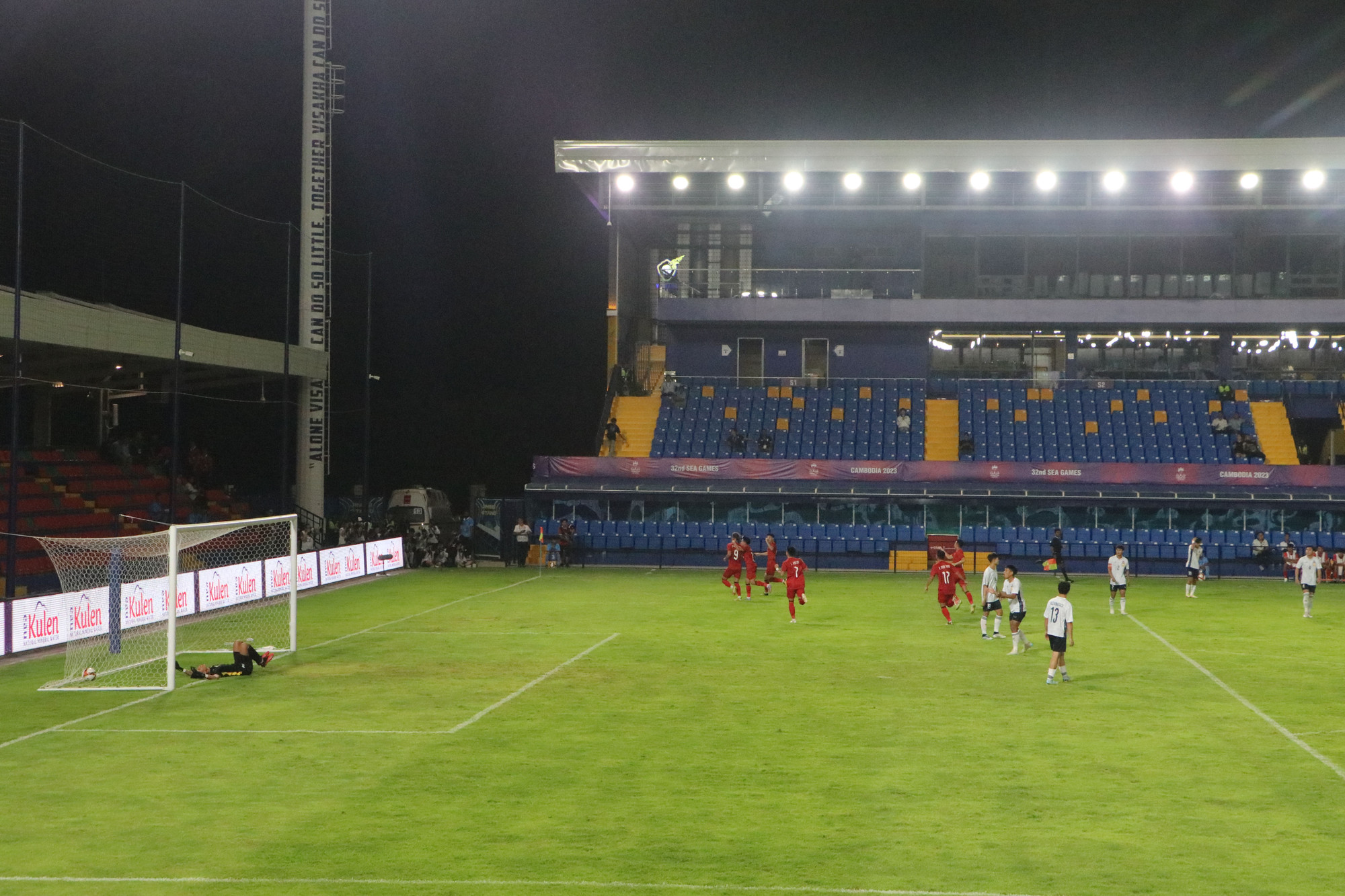 U22 Việt Nam đã sớm có bàn thắng mở tỷ số ngay từ phút thứ hai bởi cú đánh đầu đẳng cấp của cầu thủ Văn Tùng.