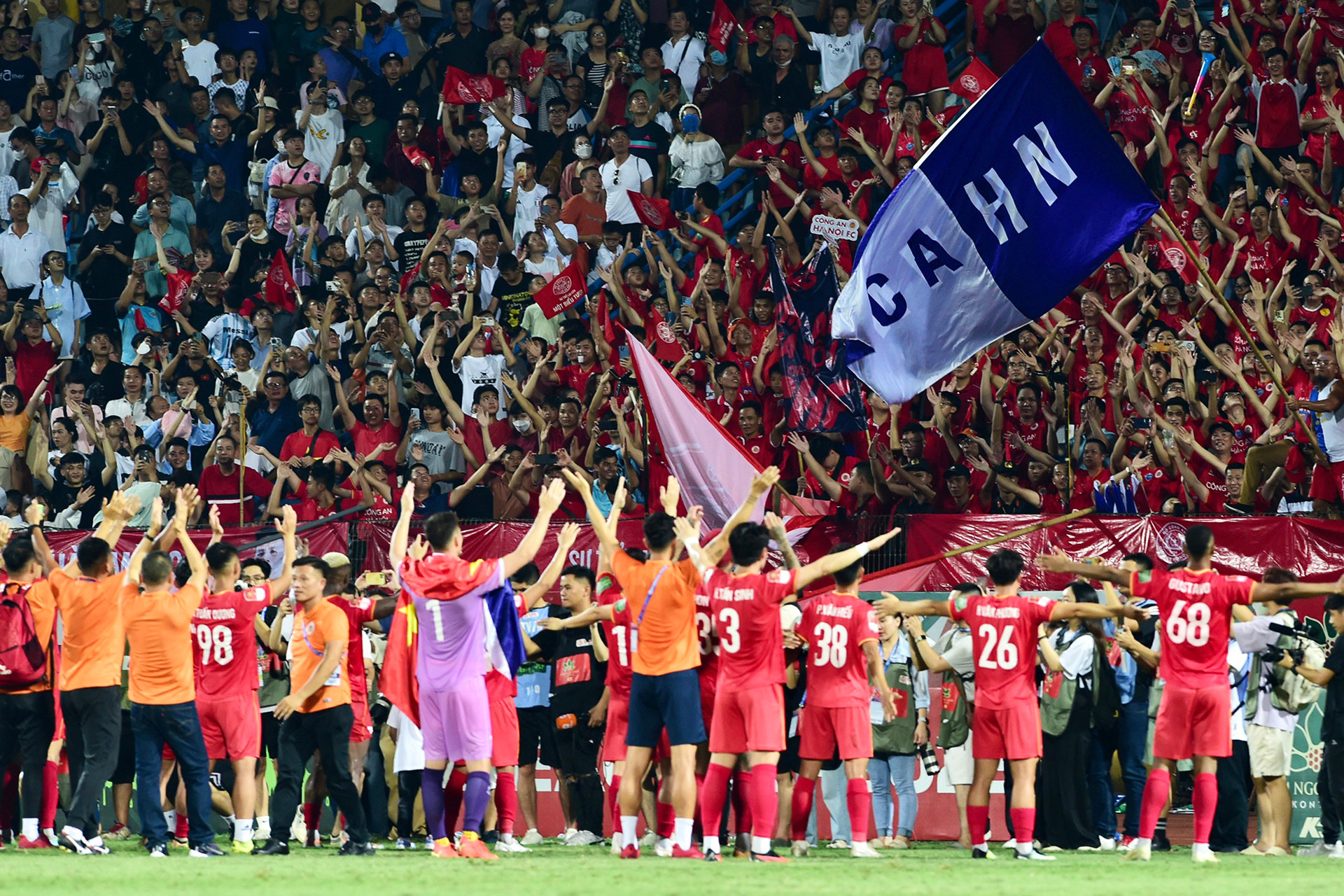 Các thành viên câu lạc bộ Công an Hà Nội gửi lời cảm ơn tới những cổ động viên đã tới sân Hàng Đẫy để tiếp thêm tinh thần cho đội bóng.