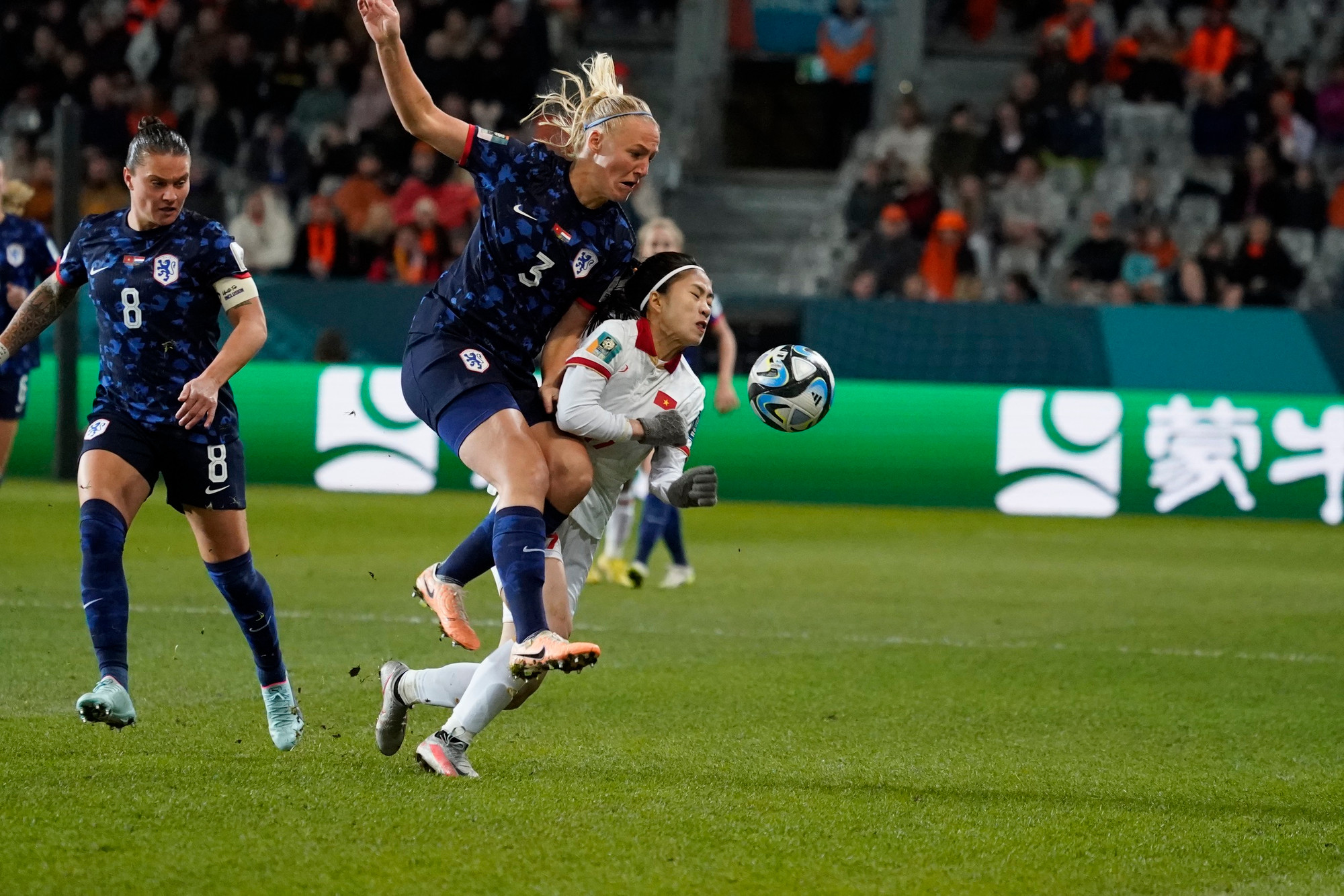 Thế nhưng, thể hình thấp bé khiến chúng ta khó lòng cạnh tranh. Thế nhưng, thể hình thấp bé khiến chúng ta khó lòng cạnh tranh.