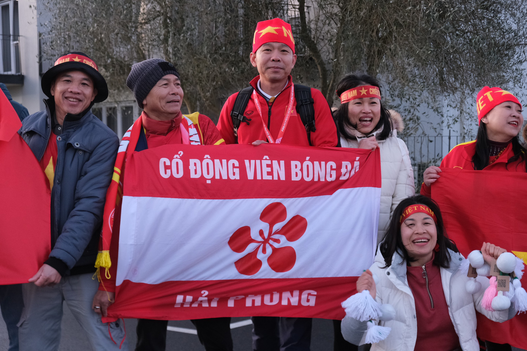 Một thành viên của Hội cổ động viên bóng đá Hải Phòng cũng có mặt tại sân Waikato ngày hôm nay.