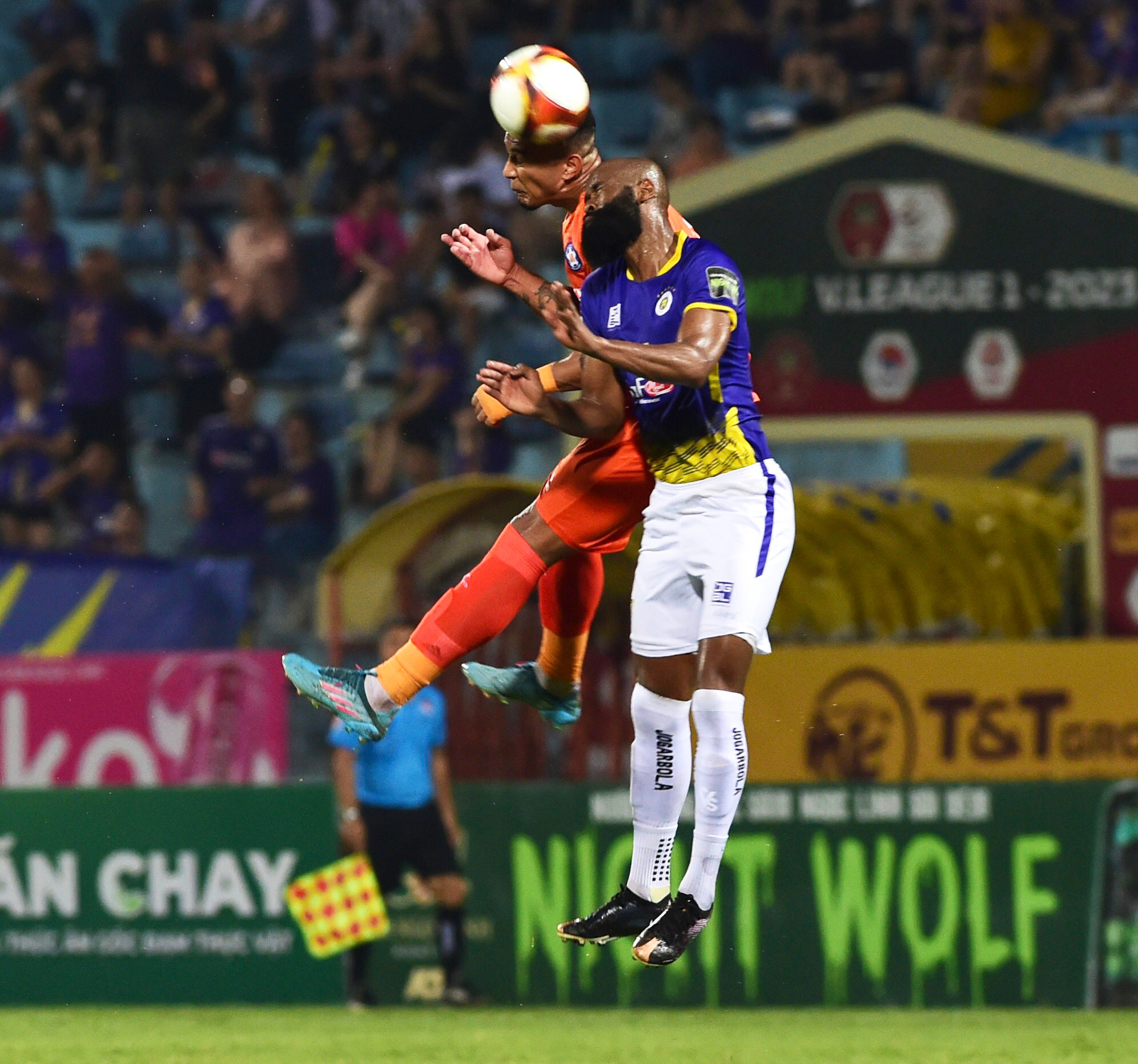 Giao tranh trong tình huống bóng bổng. Giao tranh trong tình huống bóng bổng.