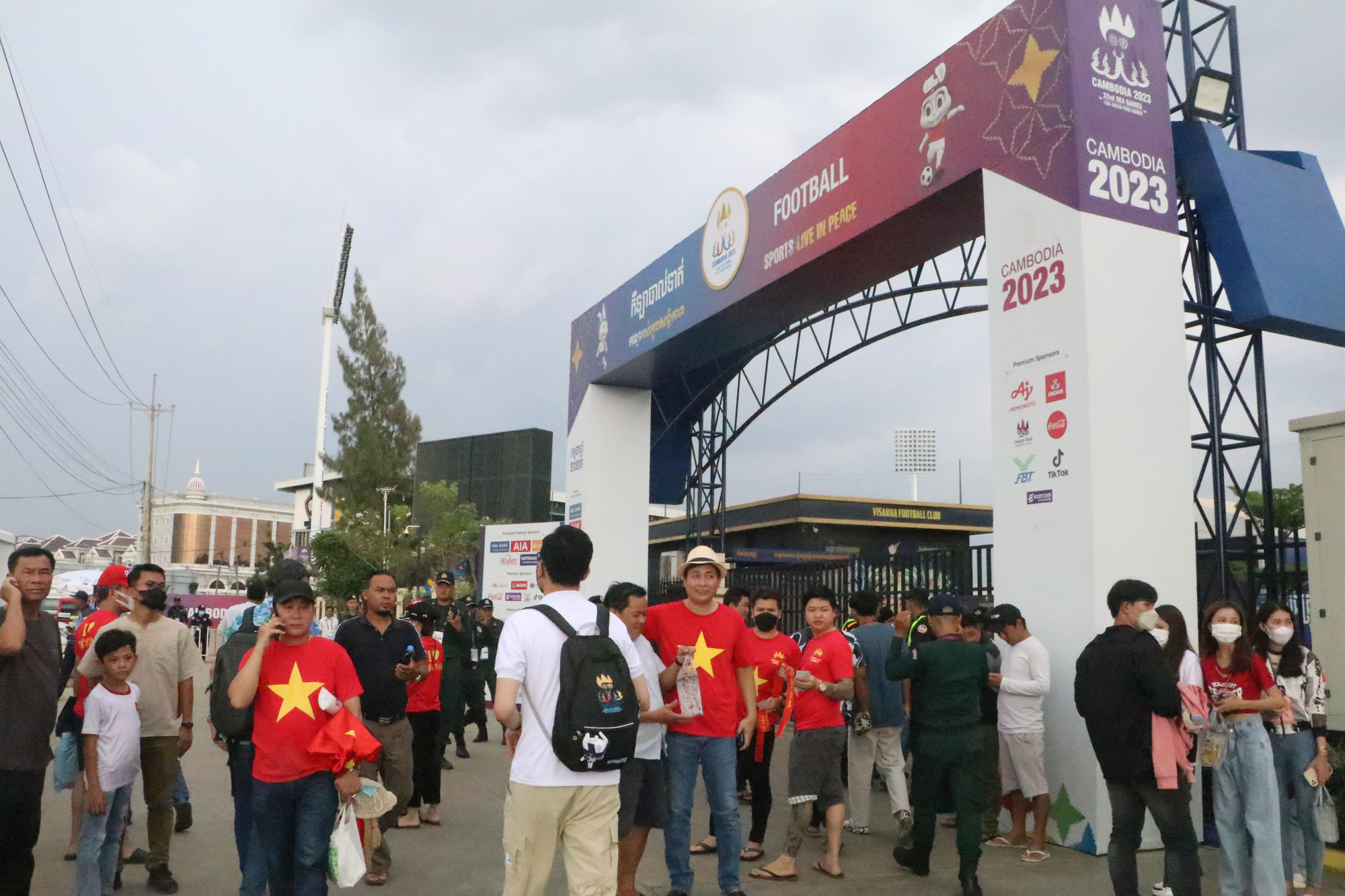 Khán giả đến xem U22 Việt Nam thi đấu với U22 Singapore tại Sân vận động Prince, thuộc quận Sen Sok, Phnom Penh. Khán giả đến xem U22 Việt Nam thi đấu với U22 Singapore tại Sân vận động Prince, thuộc quận Sen Sok, Phnom Penh.