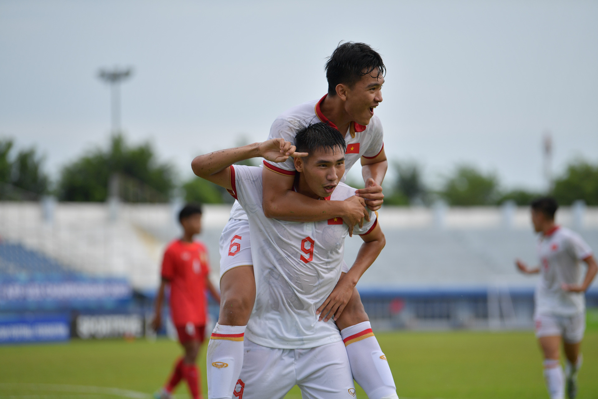 Đinh Xuân Tiến là cầu thủ sinh năm 2000 đang thi đấu dưới màu áo Sông Lam Nghệ An.