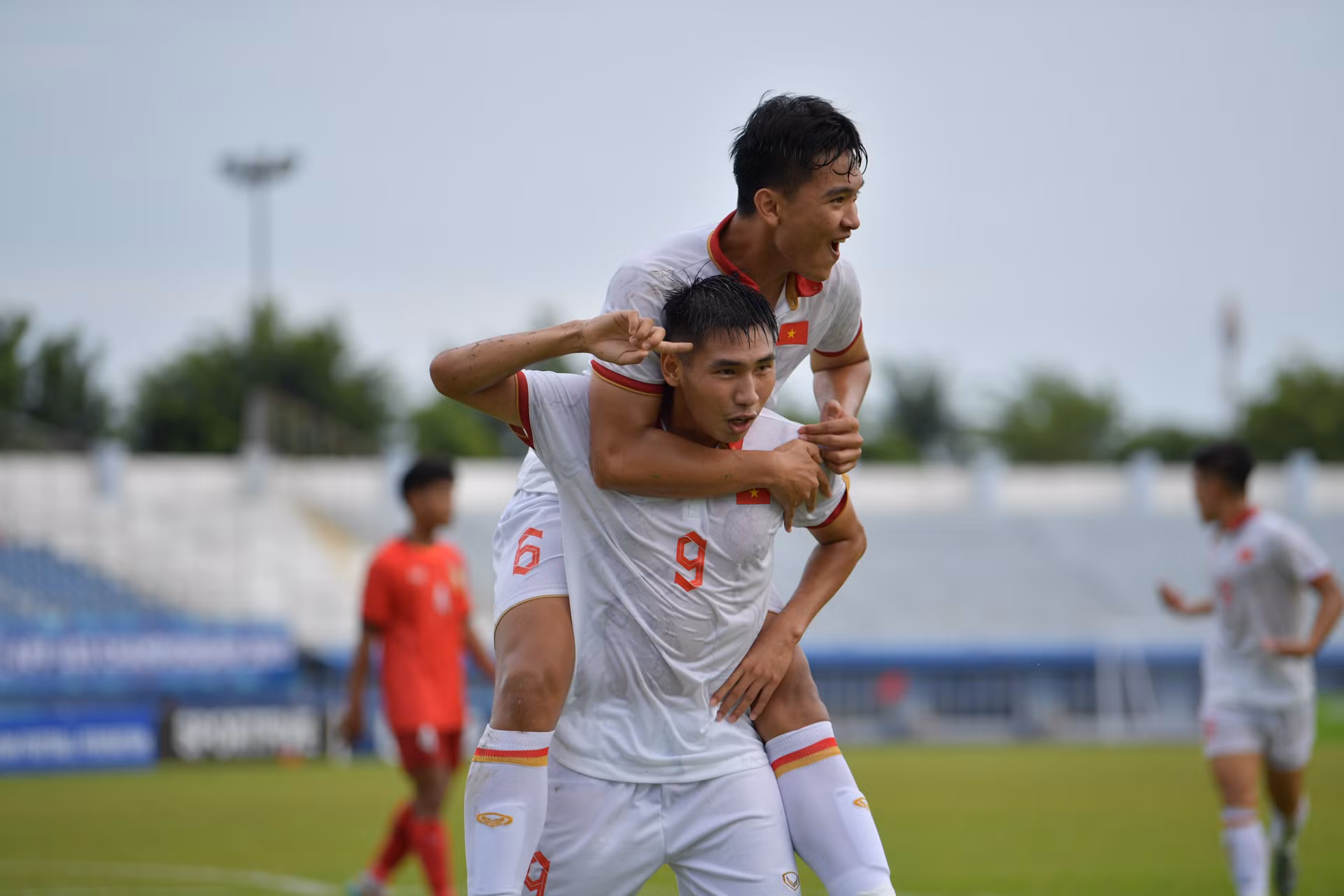 Đinh Xuân Tiến là cầu thủ sinh năm 2000 đang thi đấu dưới màu áo Sông Lam Nghệ An.