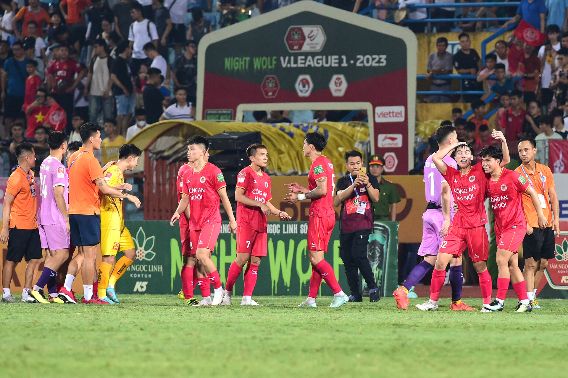 Hai đội kết thúc trận đấu với kết quả hòa 1-1. Như vậy là đủ để Công an Hà Nội lên ngôi vô địch V-League 2023 khi cùng điểm với Hà Nội (38 điểm) nhưng hơn về hiệu số bàn thắng thua.