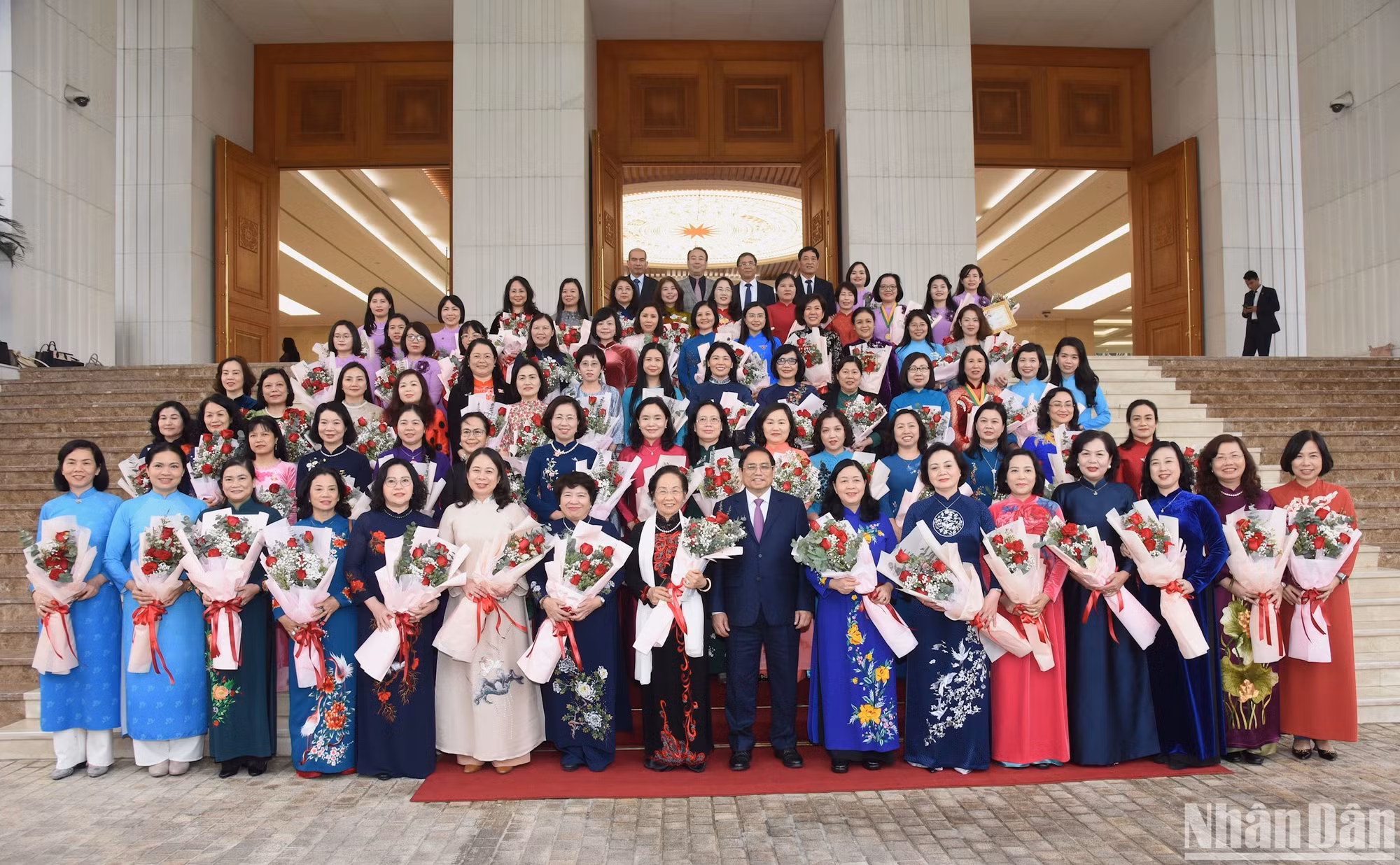 Thủ tướng Phạm Minh Chính chụp ảnh lưu niệm với các nữ đại biểu. (Ảnh: TRẦN HẢI)