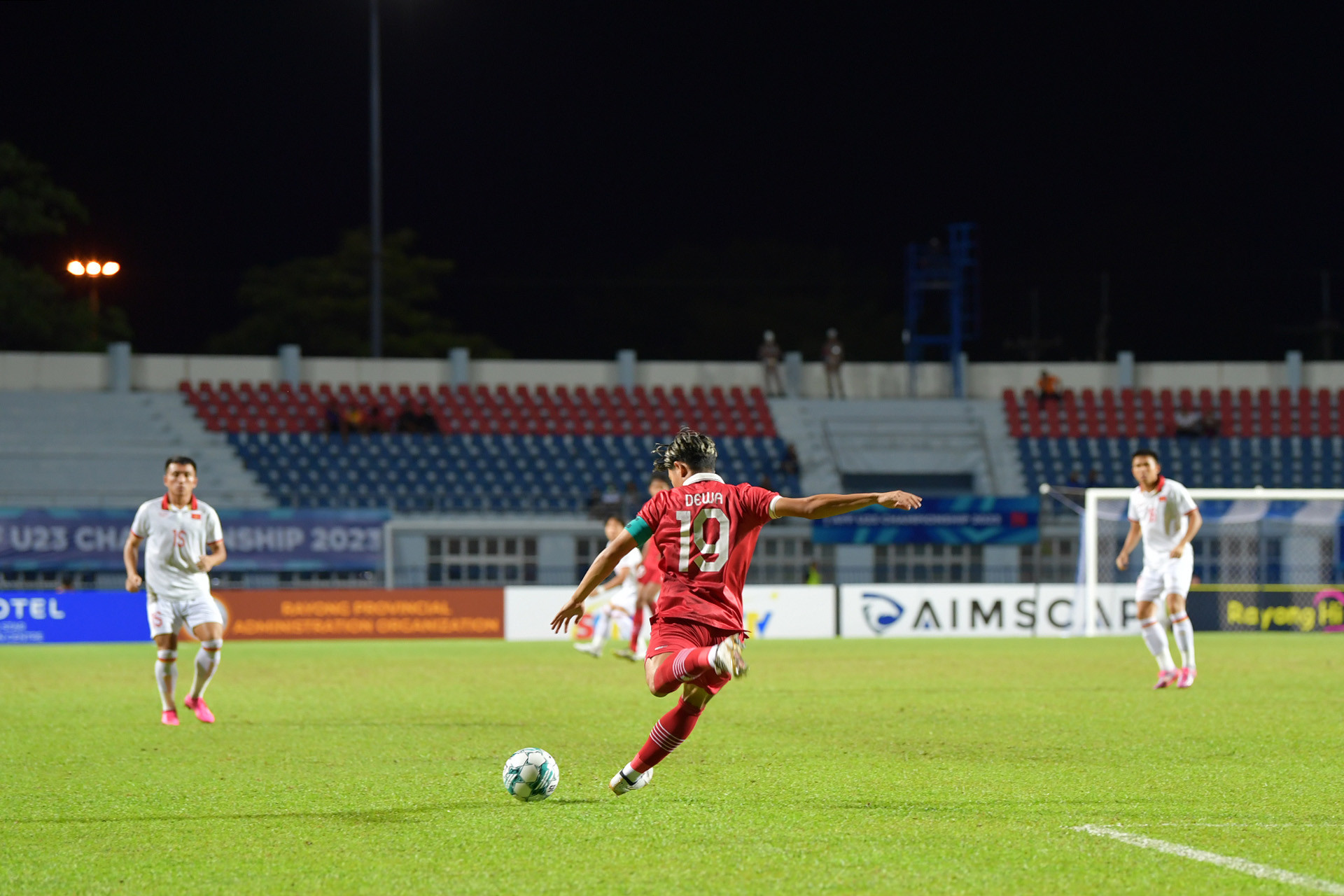 Trận đấu bắt đầu với tốc độ khá chậm, hai đội như muốn thăm dò đối thủ trước khi tung ra các phương án tấn công.