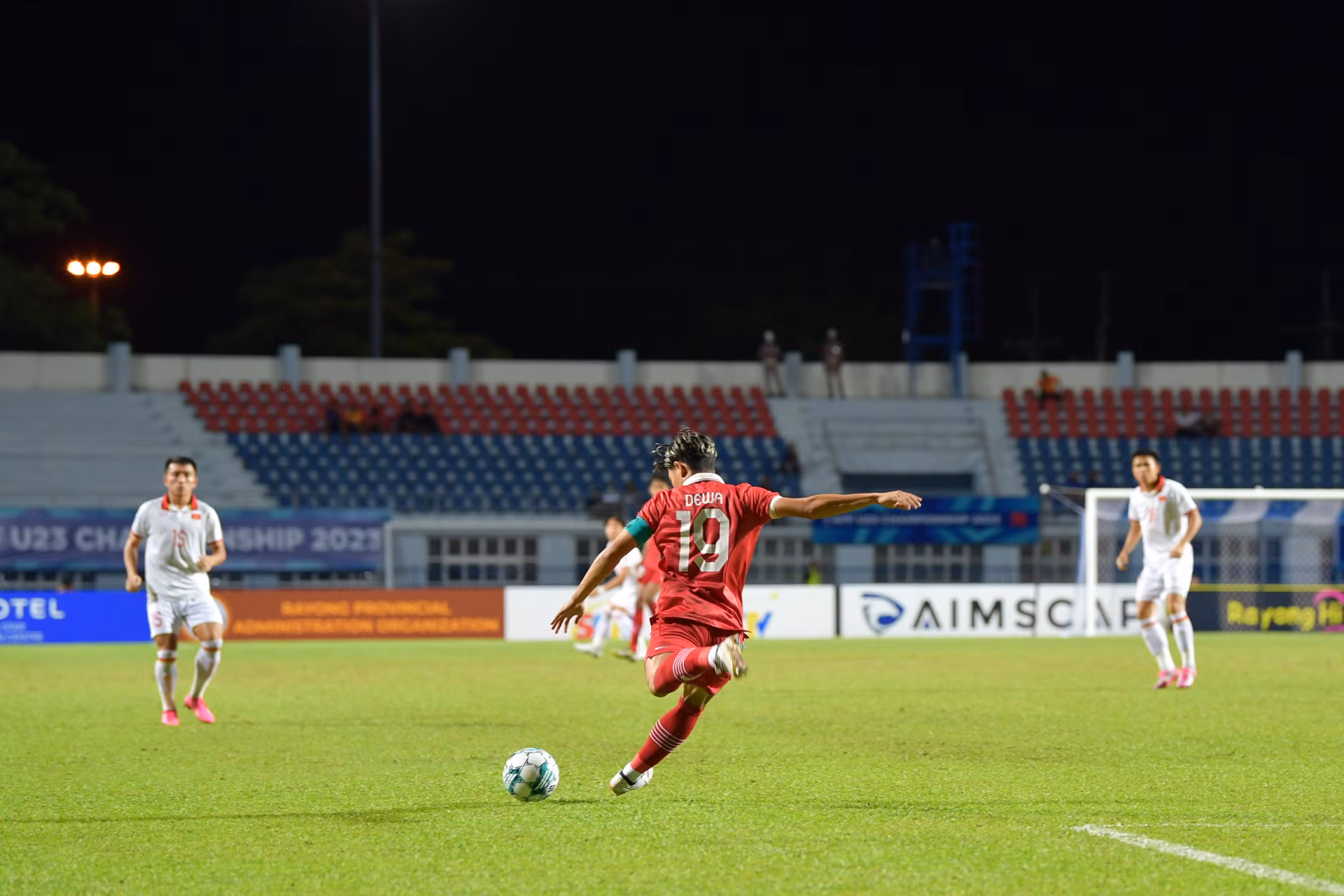 Trận đấu bắt đầu với tốc độ khá chậm, hai đội như muốn thăm dò đối thủ trước khi tung ra các phương án tấn công.