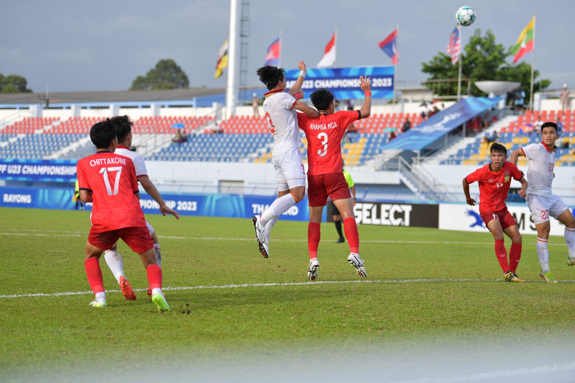 Các tình huống bóng bổng được cả hai đội tận dụng.