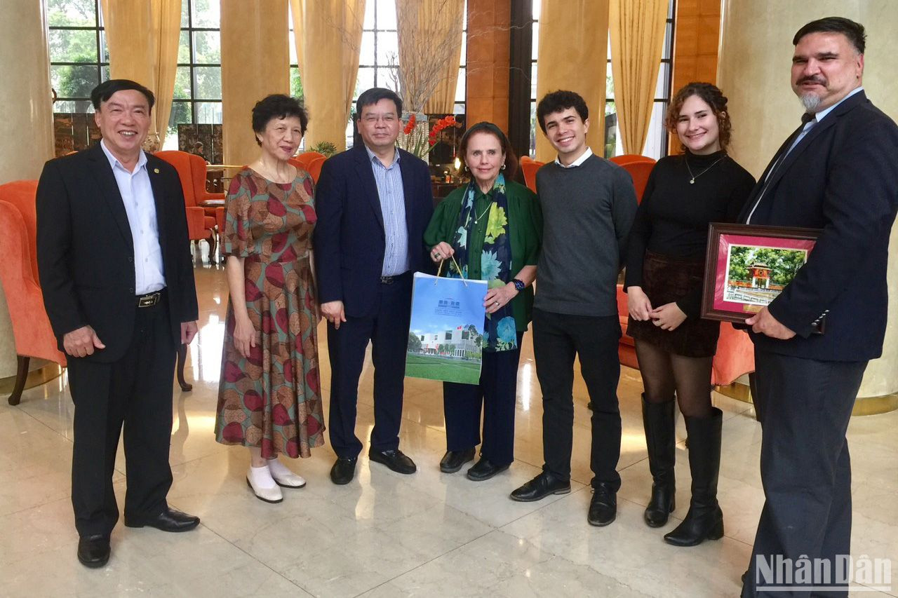 Đại diện Hội Liên hiệp các tổ chức hữu nghị Việt Nam gặp gỡ lãnh đạo Viện Văn hóa Argentina- Việt Nam. Đại diện Hội Liên hiệp các tổ chức hữu nghị Việt Nam gặp gỡ lãnh đạo Viện Văn hóa Argentina- Việt Nam.