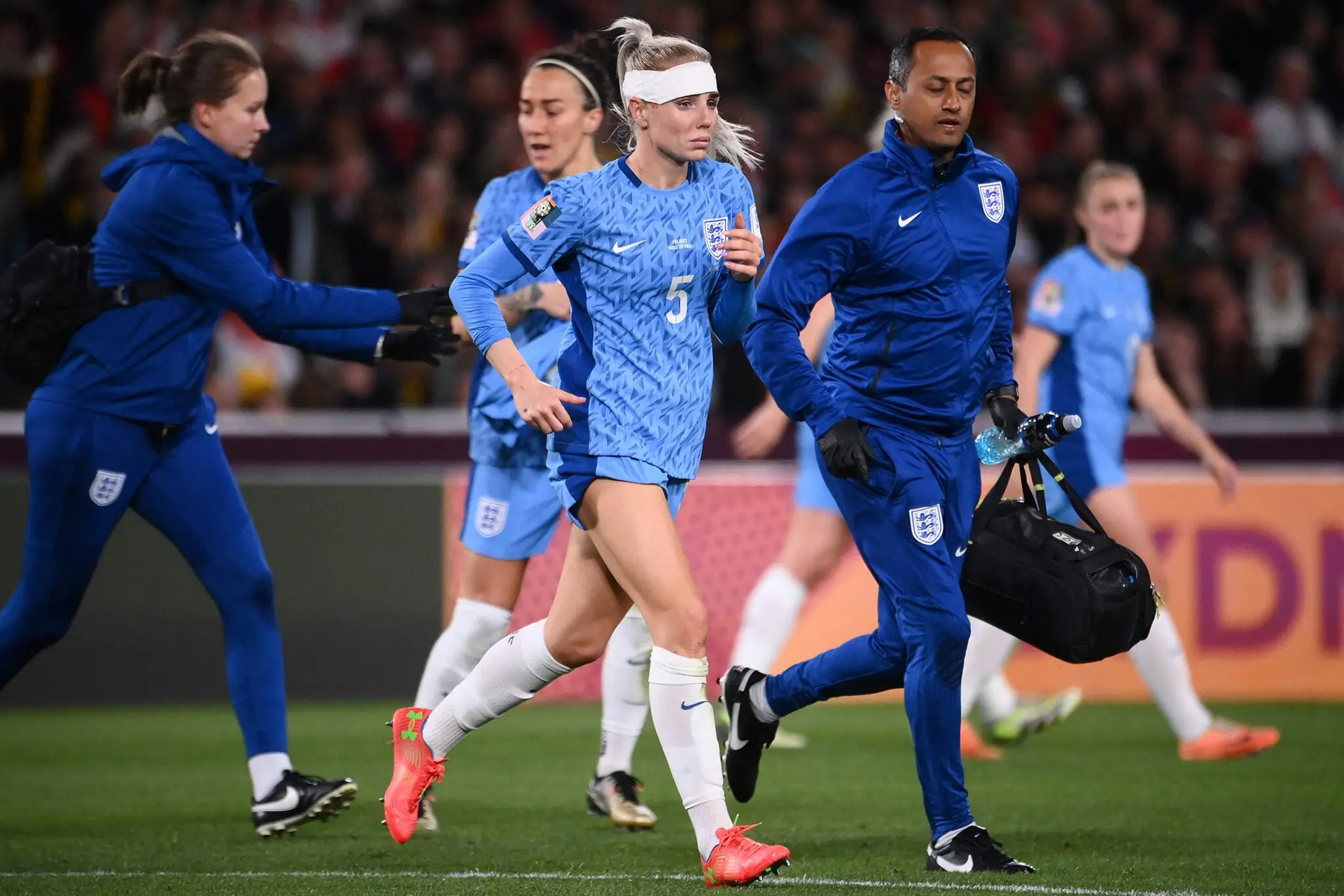 Alex Greenwood mang băng thi đấu sau khi phải nằm sân.