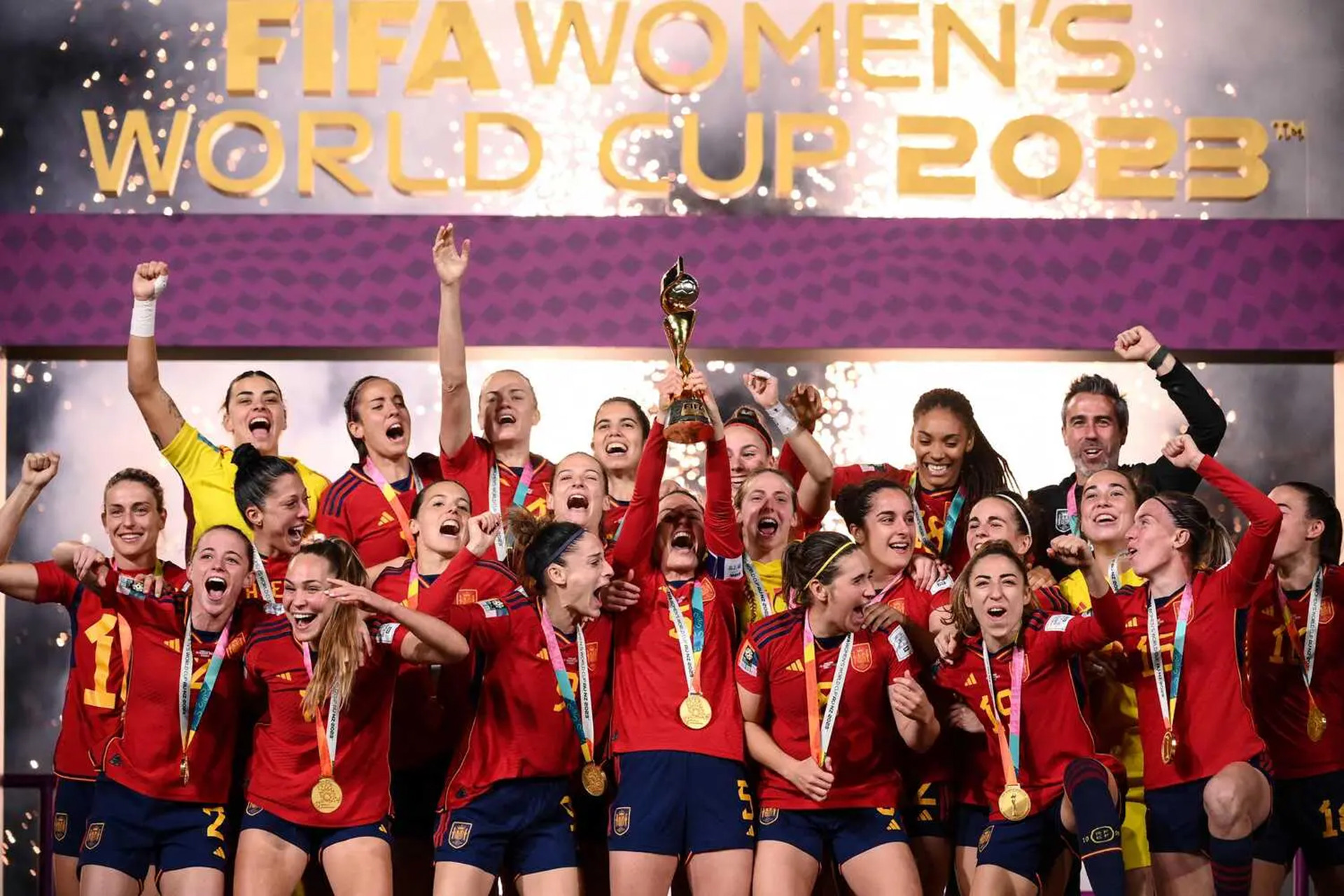 Khoảnh khắc đội tuyển nữ Tây Ban Nha nâng cao chiếc cúp vô địch World Cup nữ 2023.