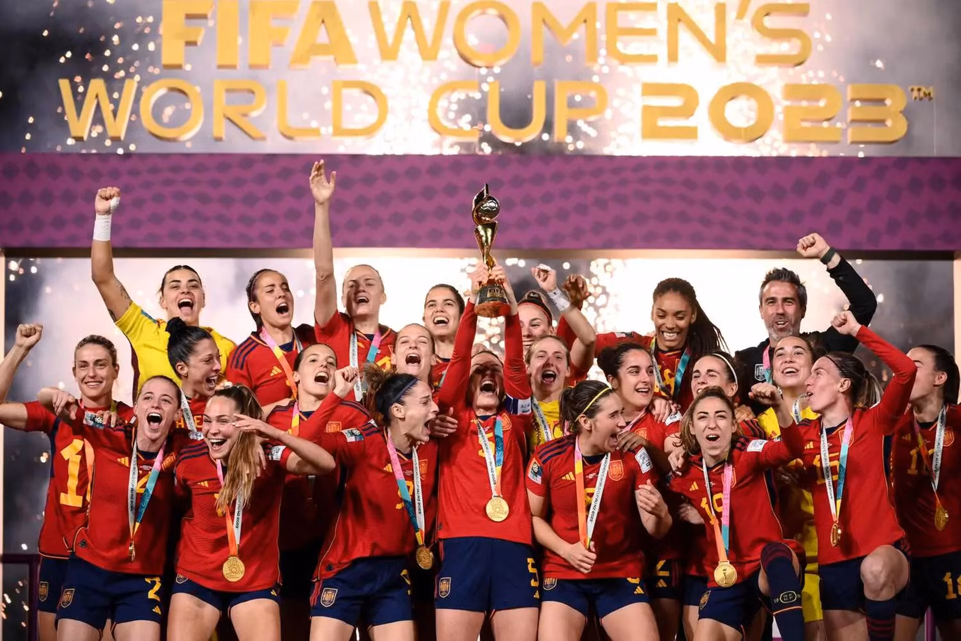 Khoảnh khắc đội tuyển nữ Tây Ban Nha nâng cao chiếc cúp vô địch World Cup nữ 2023.