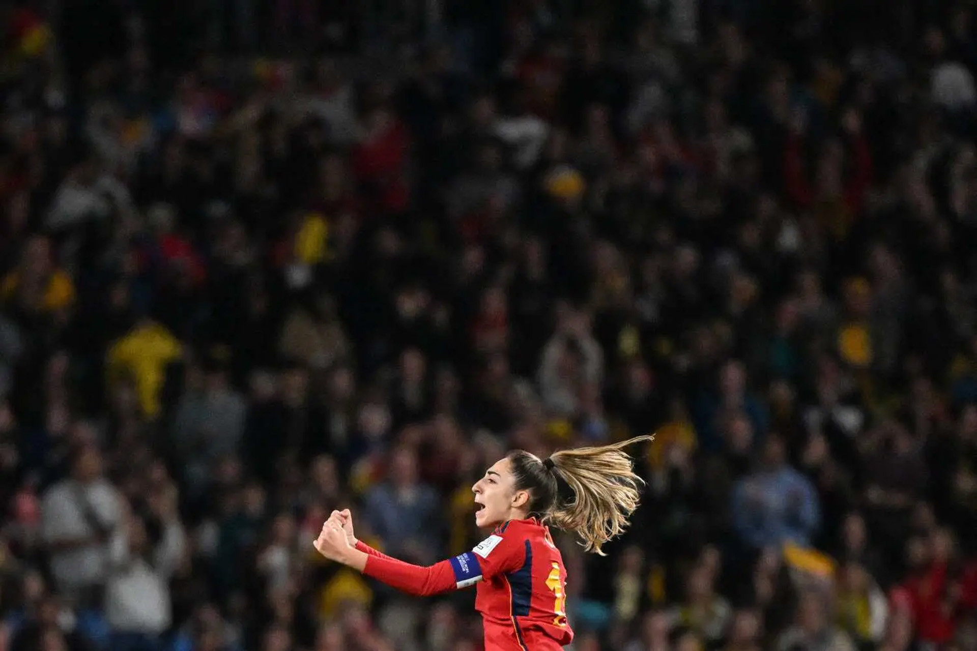 Bước ngoặt trận đấu đến ở phút 29, đội tuyển nữ Tây Ban Nha vây bắt và cướp bóng thành công, mở ra đường chuyền tới Olga để tung ra cú dứt điểm chéo góc đầy quyết đoán, mở tỷ số 1-0.