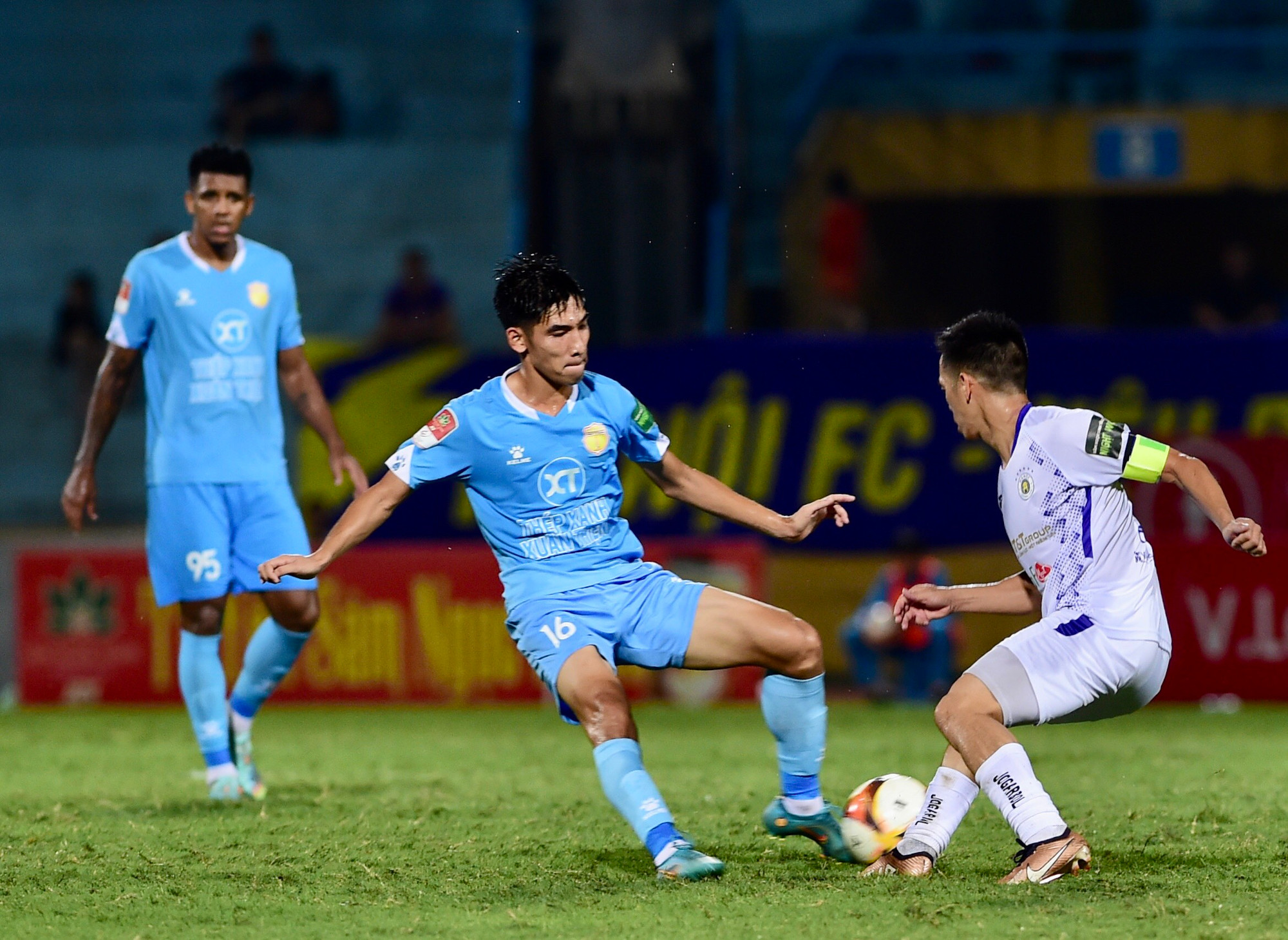 Hà Nội tiếp tục nắm thế chủ động khi hiệp 2 khởi tranh và ngay phút đầu tiên họ đã có pha dứt điểm của Tuấn Hải về phía khung thành thủ môn Nguyên Mạnh, nhưng bóng đi thiếu chuẩn xác.