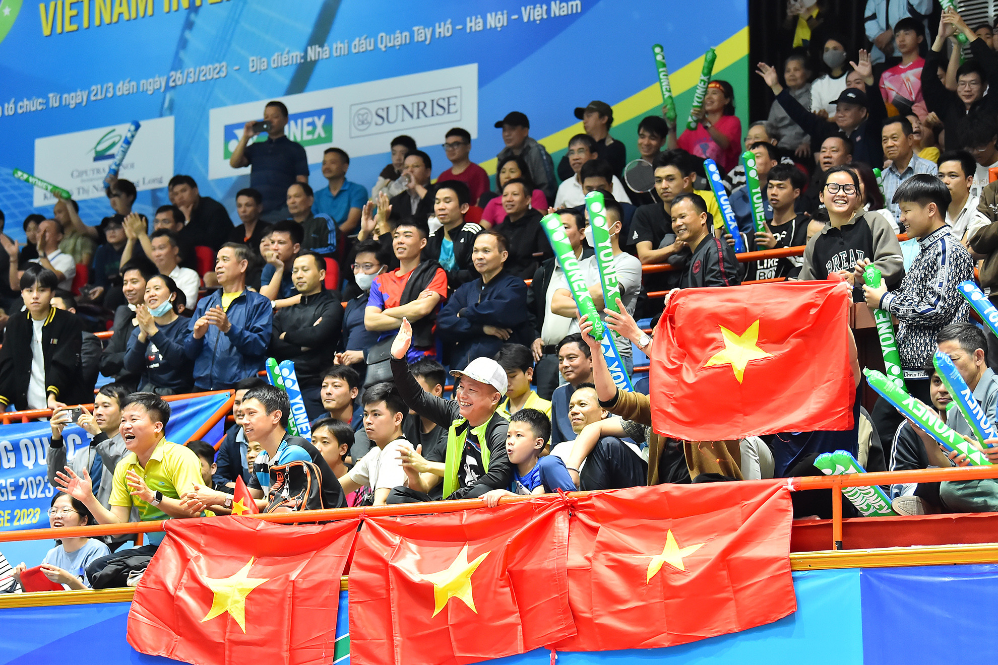 Hơn 1.500 khán giả chật kín Nhà thi đấu Tây Hồ đã truyền lửa để Thùy Linh vượt qua những giây phút khó khăn trong trận đấu.